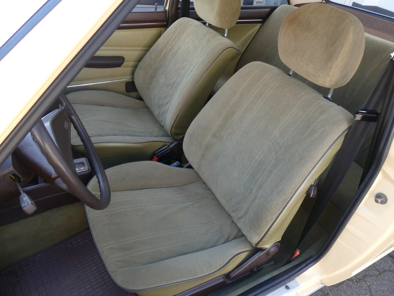 Fahrzeugabbildung Audi 80 LS, Aut., original Rostfrei und 36.000 km