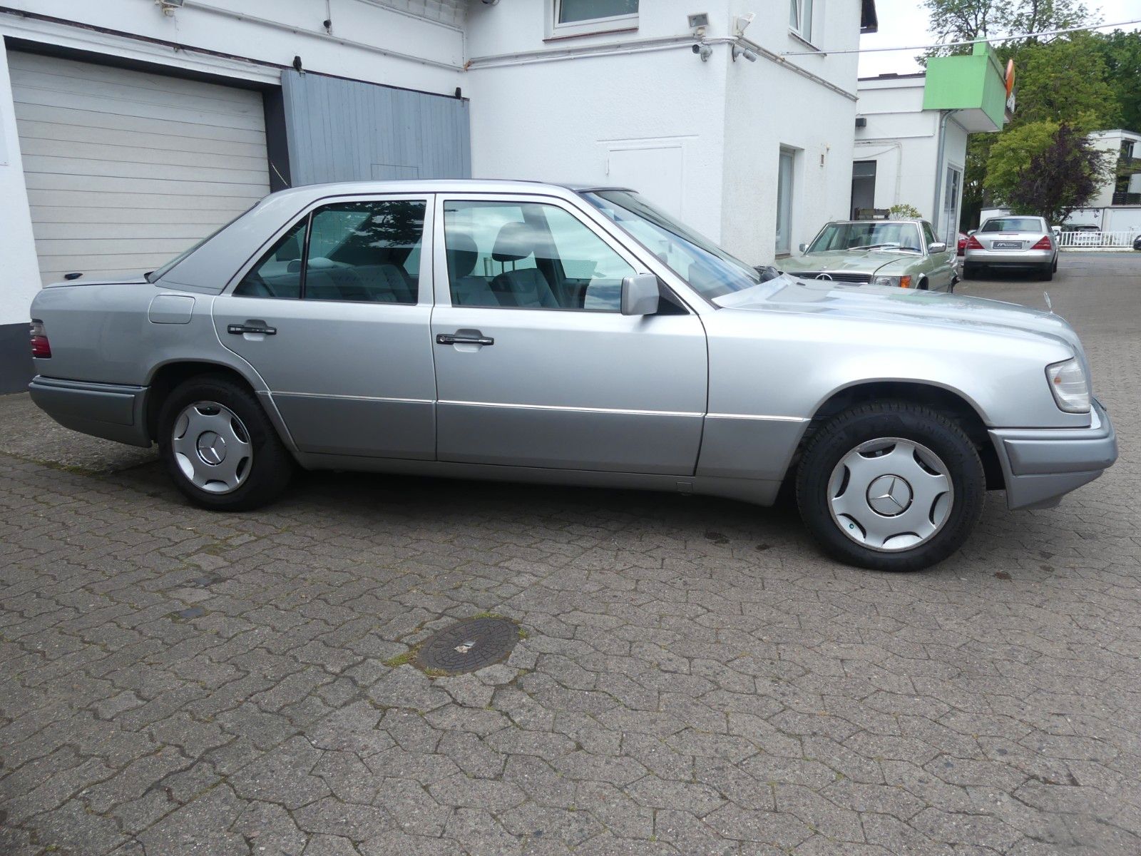 Fahrzeugabbildung Mercedes-Benz E 280, 2. Hand, Aut., Klima, Schiebedach, etc