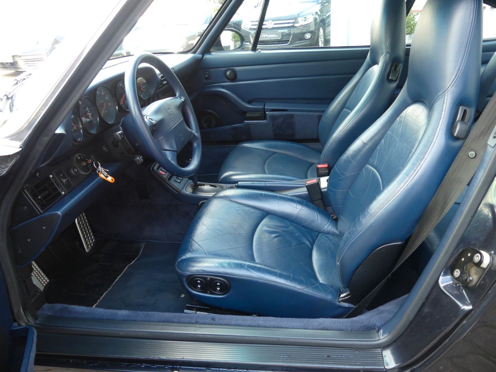 Fahrzeugabbildung Porsche 911 / 993 Carrera 2 Coupe, Tiptronik