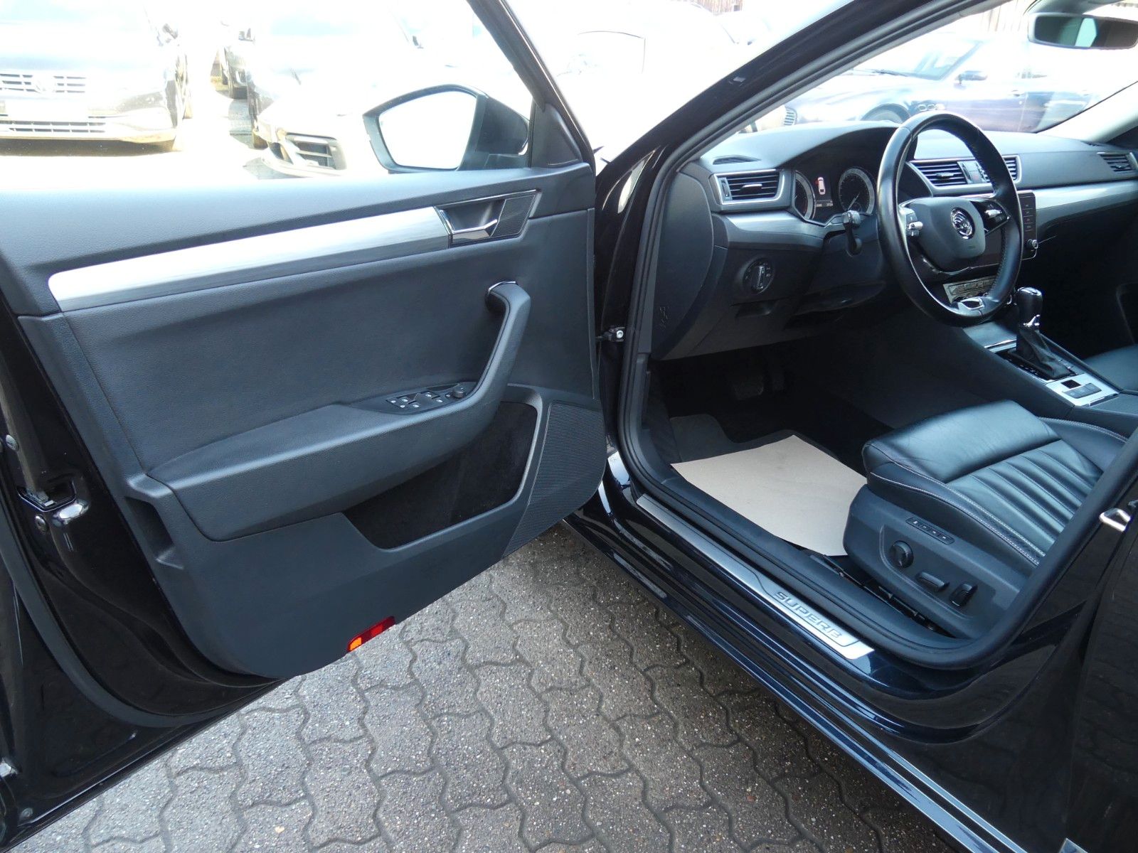 Fahrzeugabbildung Skoda Superb Combi Ambition 4x4, Navi, Kamera, Leder