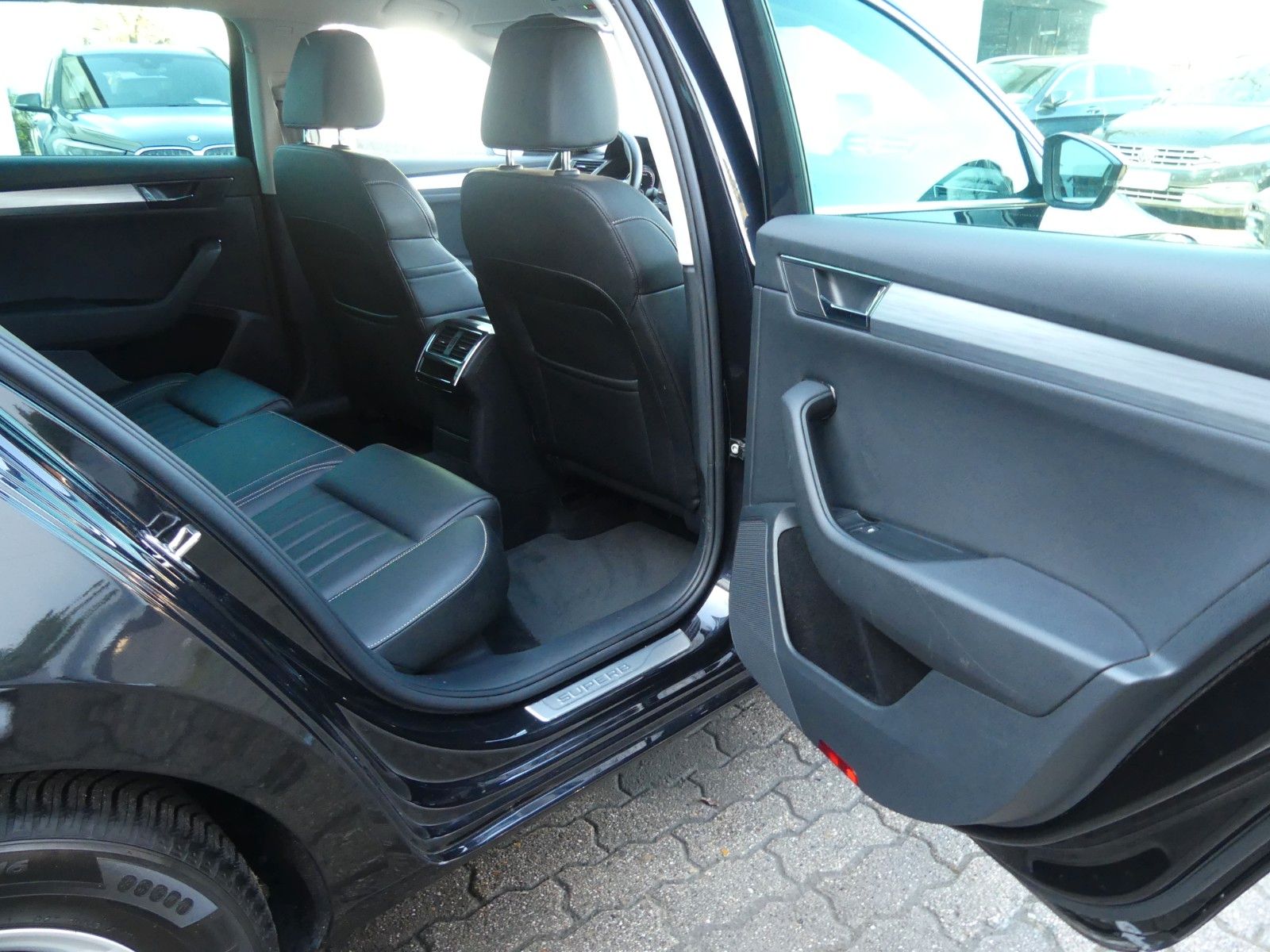 Fahrzeugabbildung Skoda Superb Combi Ambition 4x4, Navi, Kamera, Leder