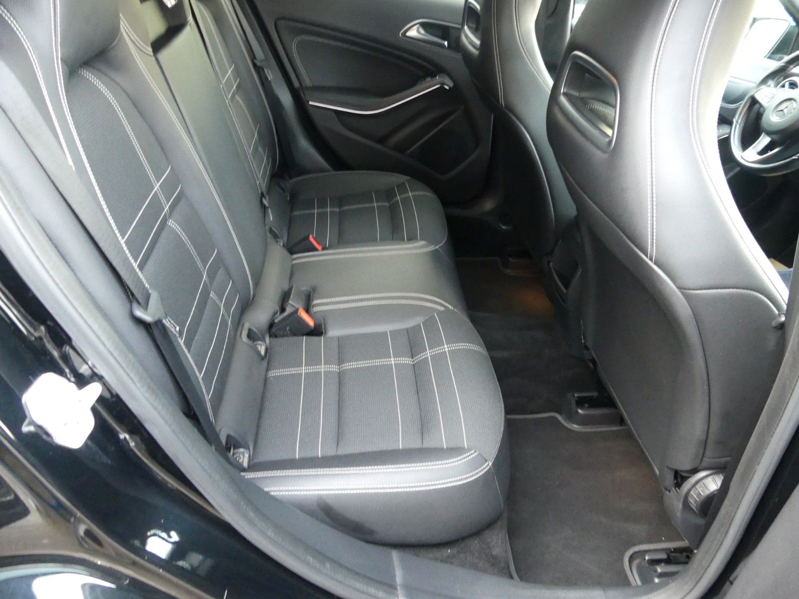Fahrzeugabbildung Mercedes-Benz GLA 200, Autom, 2x PDC, Navi, AHK, guter Zustand