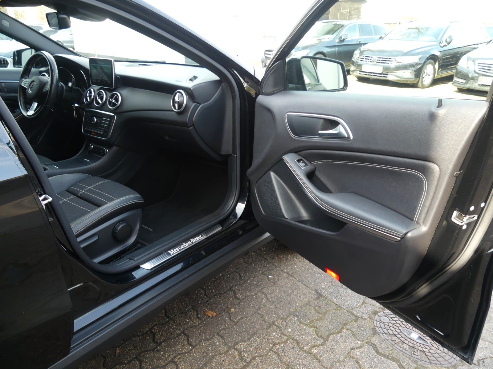 Fahrzeugabbildung Mercedes-Benz GLA 200, Autom, 2x PDC, Navi, AHK, guter Zustand