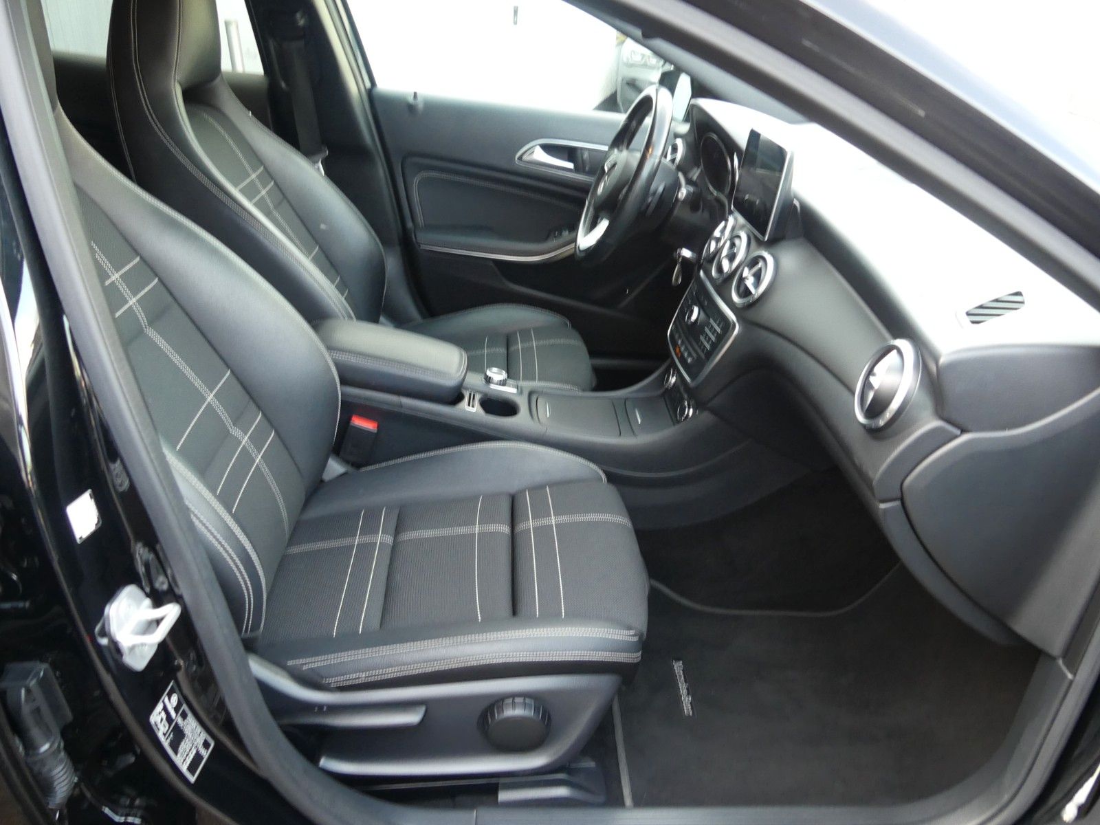 Fahrzeugabbildung Mercedes-Benz GLA 200, Autom, 2x PDC, Navi, AHK, guter Zustand