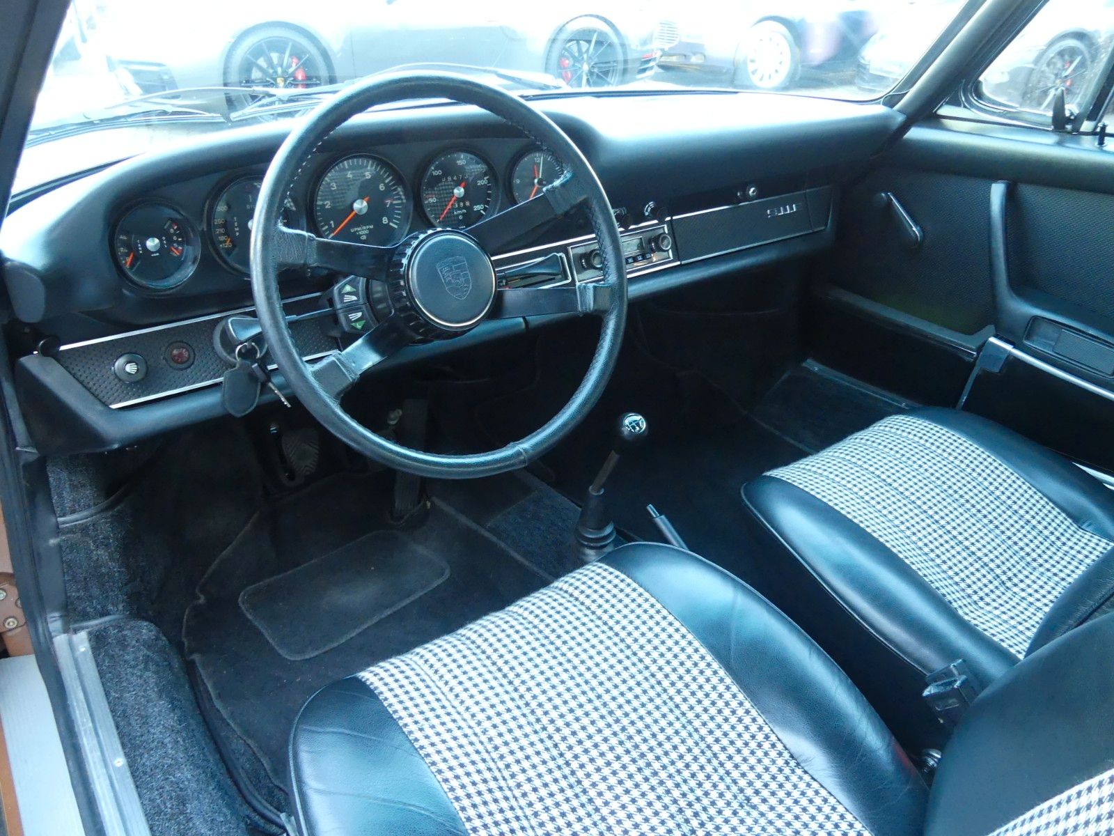 Fahrzeugabbildung Porsche 911 E Targa mit 114 KW in einem Top Zustand