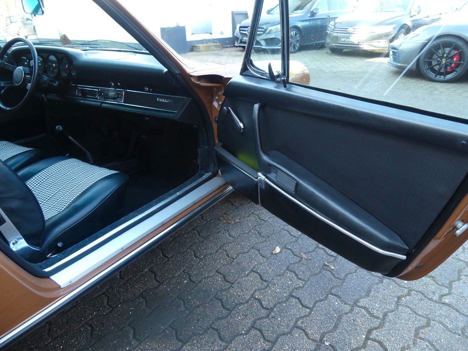 Fahrzeugabbildung Porsche 911 E Targa mit 114 KW in einem Top Zustand