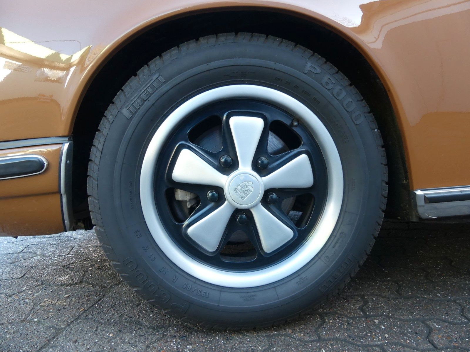 Fahrzeugabbildung Porsche 911 E Targa mit 114 KW in einem Top Zustand