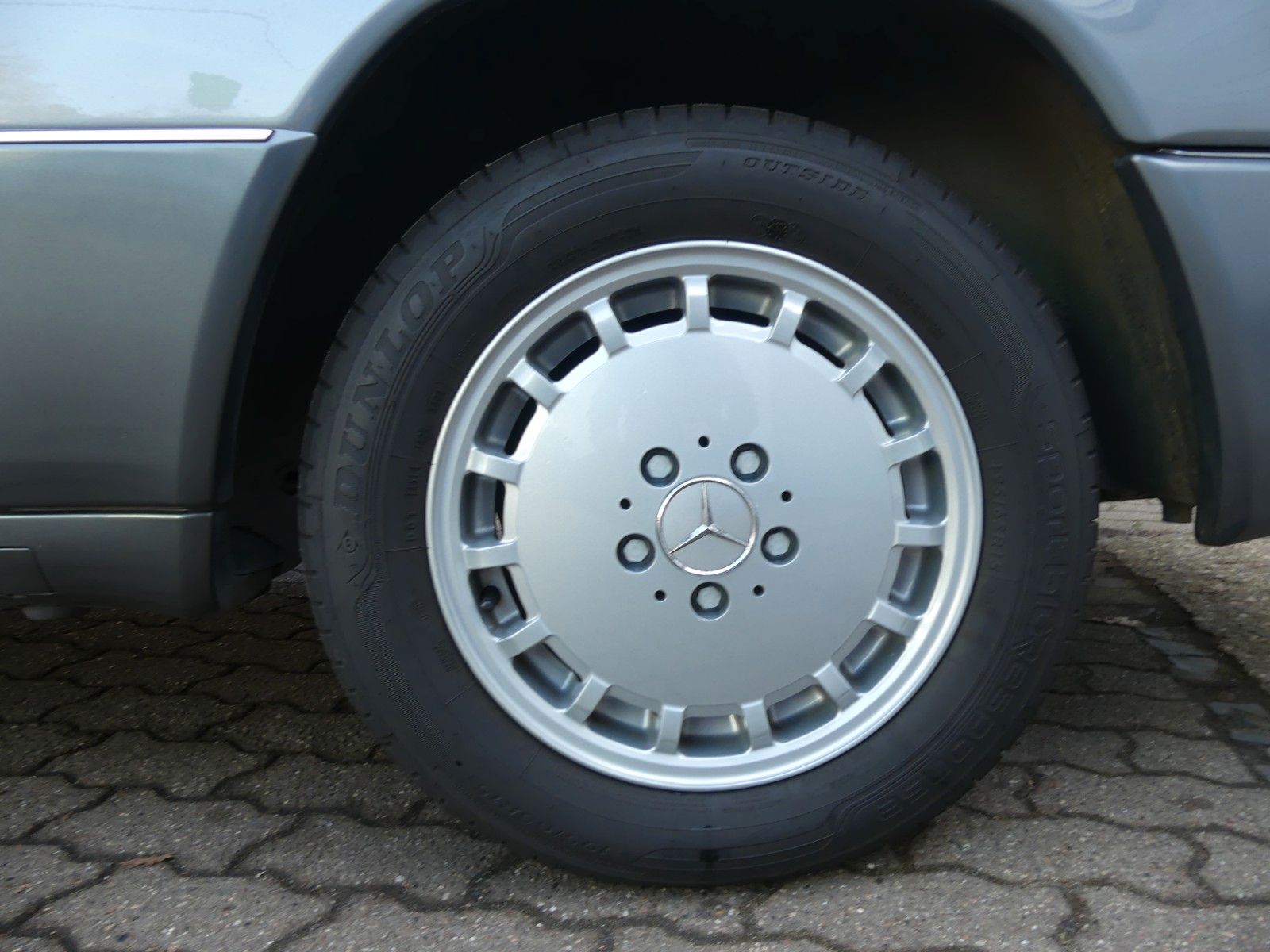 Fahrzeugabbildung Mercedes-Benz 300 CE 24 V, H-Kennzeichen. und MB Scheckheft