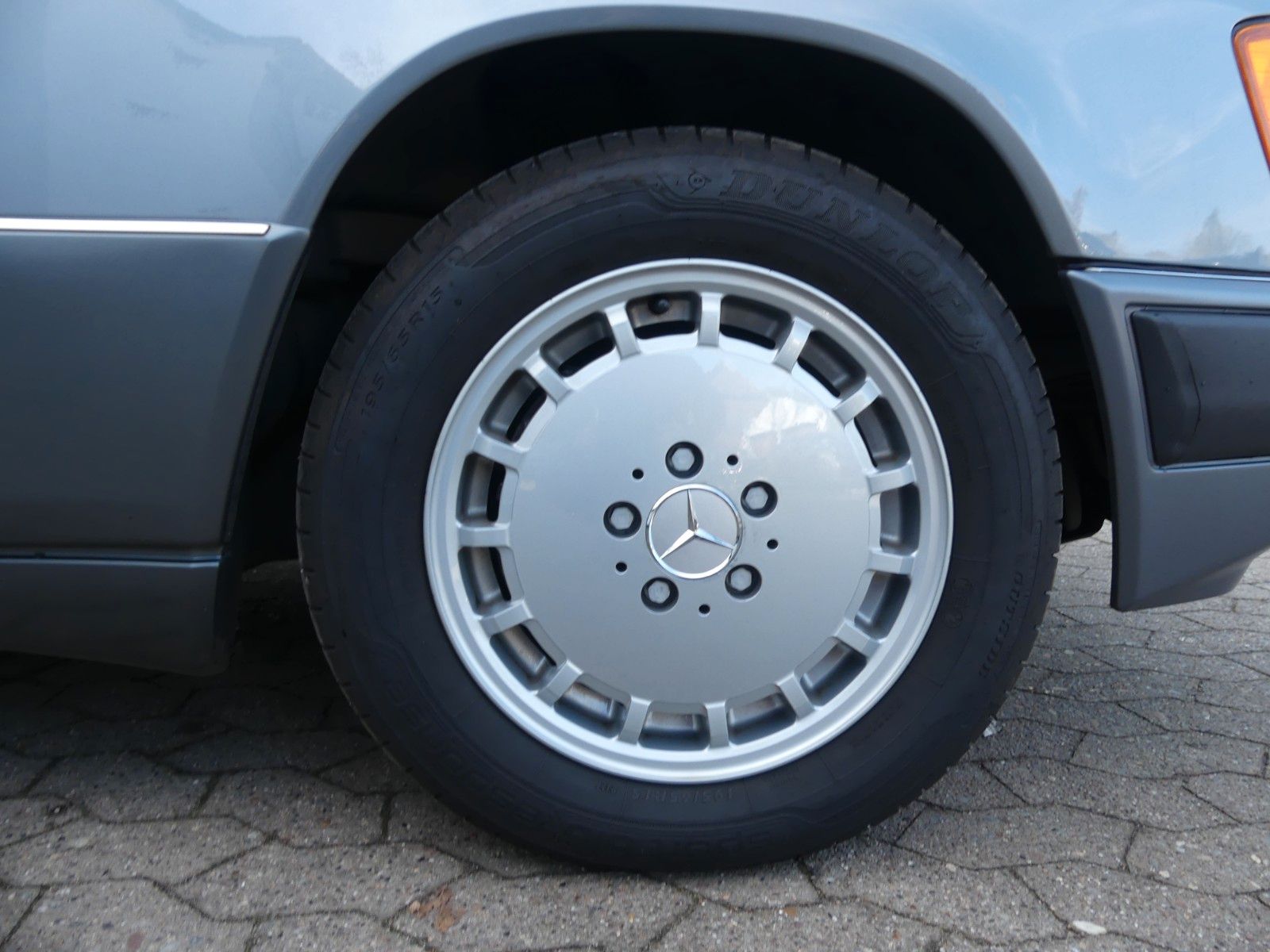 Fahrzeugabbildung Mercedes-Benz 300 CE 24 V, H-Kennzeichen. und MB Scheckheft