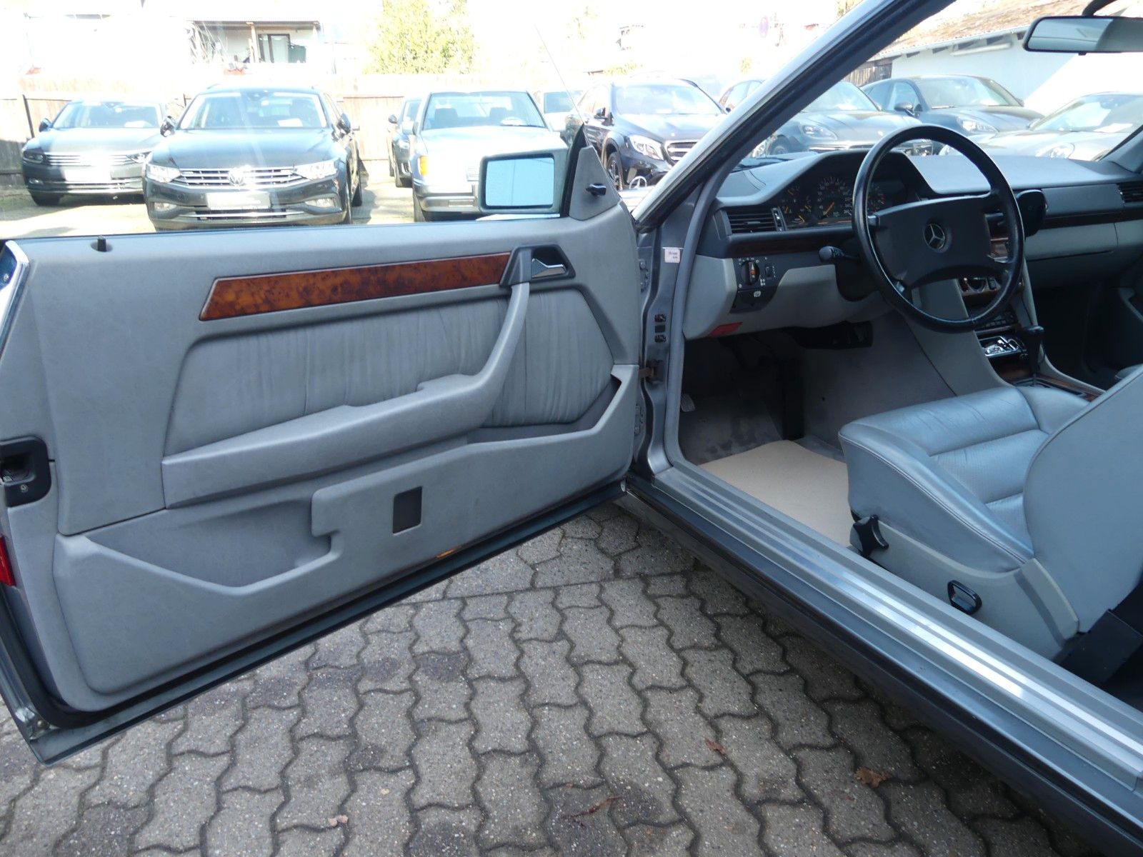 Fahrzeugabbildung Mercedes-Benz 300 CE 24 V, H-Kennzeichen. und MB Scheckheft