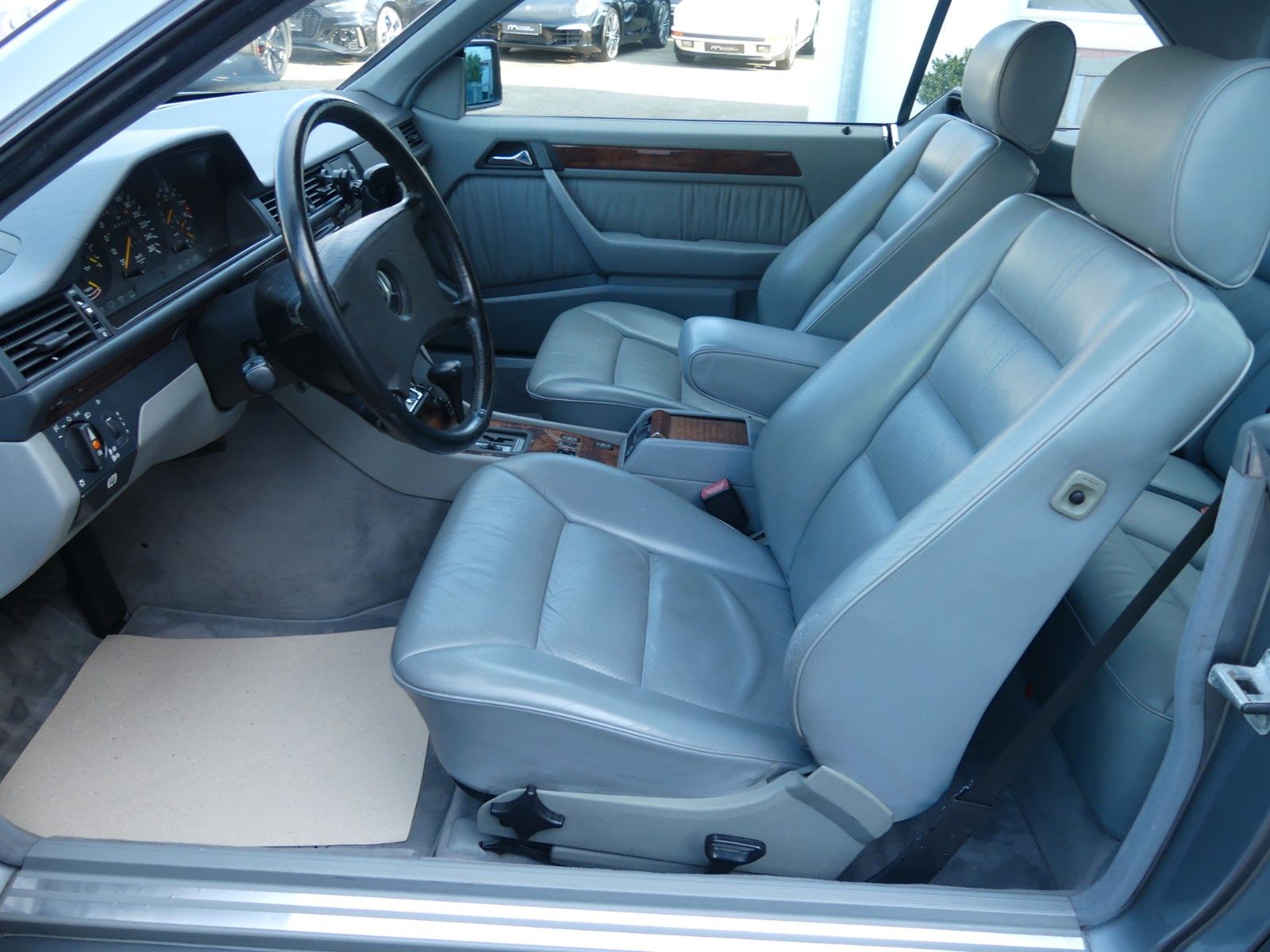 Fahrzeugabbildung Mercedes-Benz 300 CE 24 V, H-Kennzeichen. und MB Scheckheft