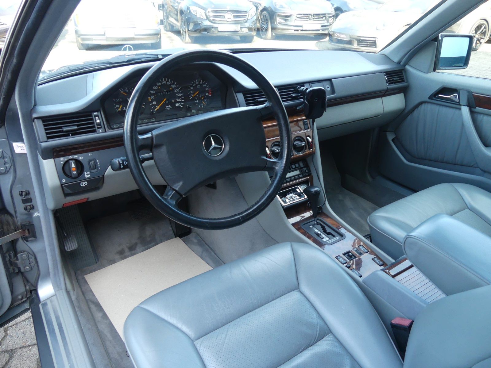 Fahrzeugabbildung Mercedes-Benz 300 CE 24 V, H-Kennzeichen. und MB Scheckheft