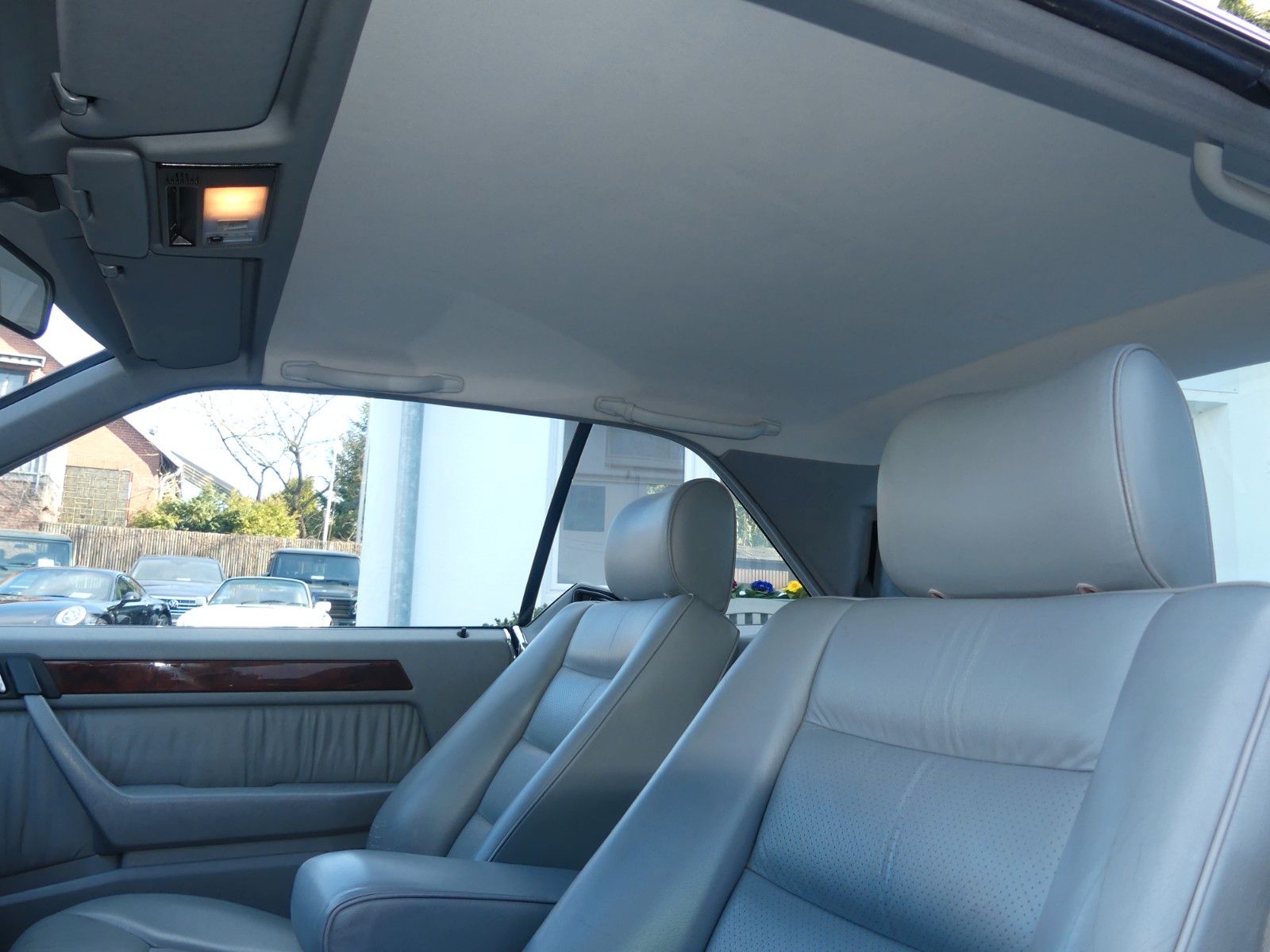 Fahrzeugabbildung Mercedes-Benz 300 CE 24 V, H-Kennzeichen. und MB Scheckheft