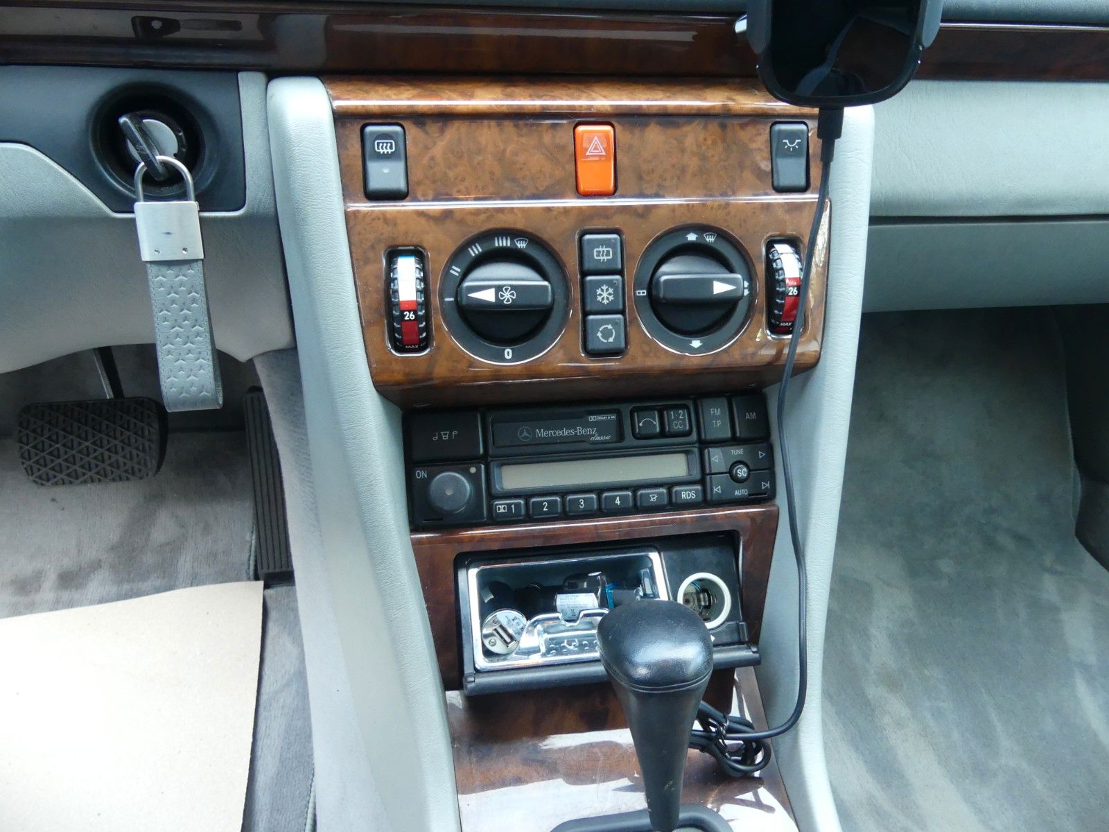 Fahrzeugabbildung Mercedes-Benz 300 CE 24 V, H-Kennzeichen. und MB Scheckheft