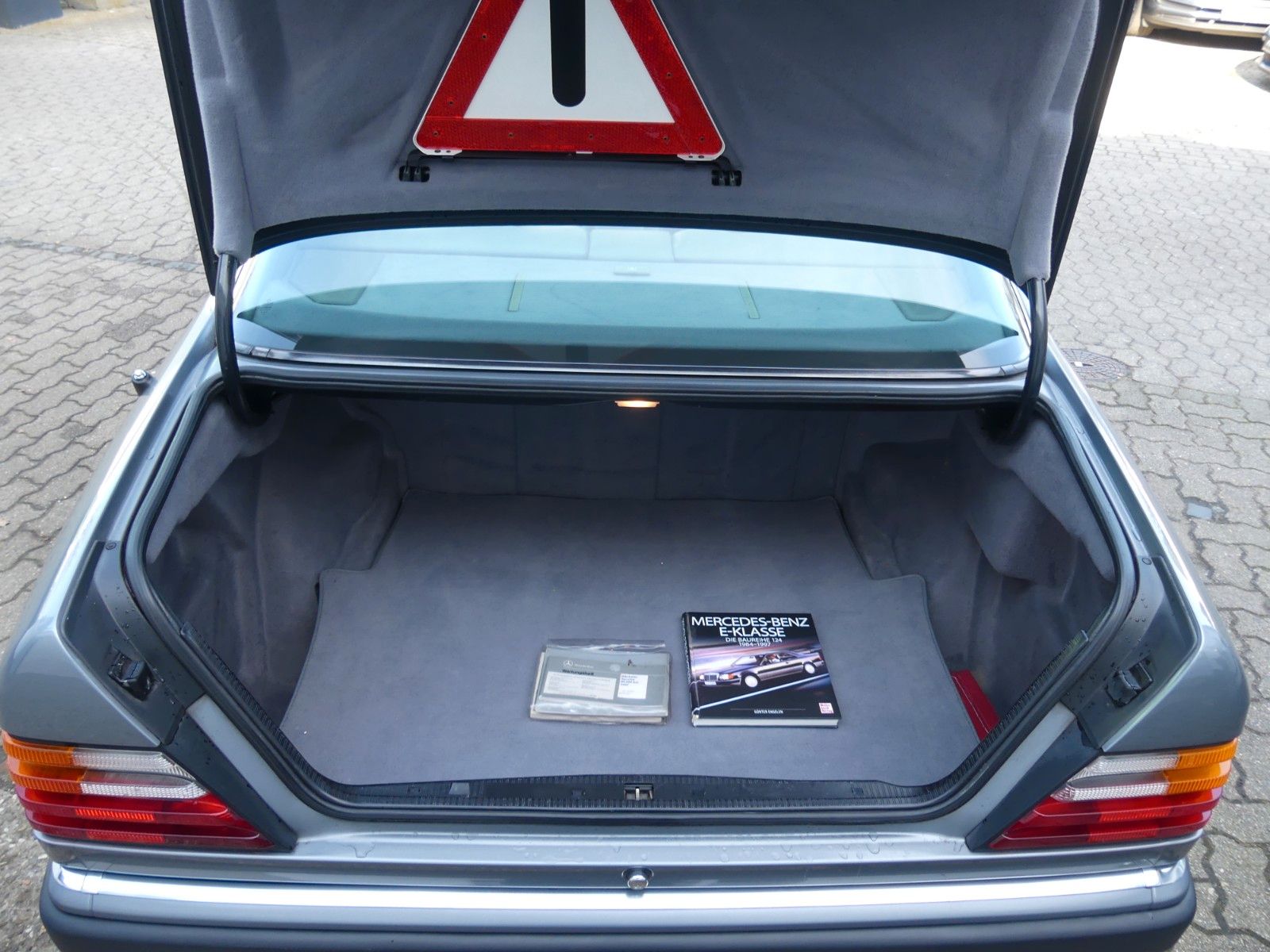 Fahrzeugabbildung Mercedes-Benz 300 CE 24 V, H-Kennzeichen. und MB Scheckheft