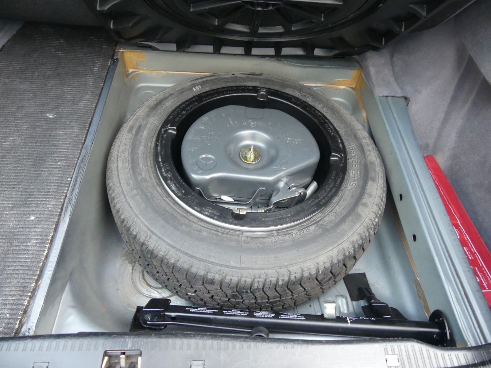 Fahrzeugabbildung Mercedes-Benz 300 CE 24 V, H-Kennzeichen. und MB Scheckheft