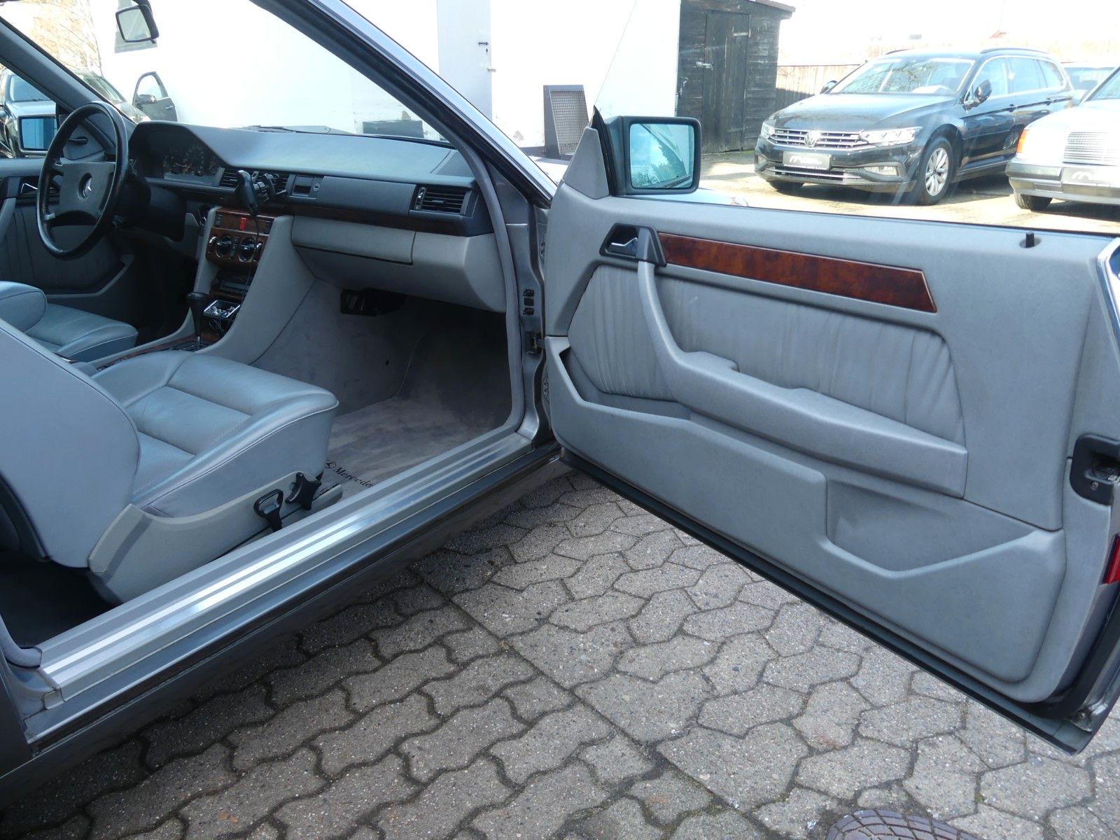 Fahrzeugabbildung Mercedes-Benz 300 CE 24 V, H-Kennzeichen. und MB Scheckheft