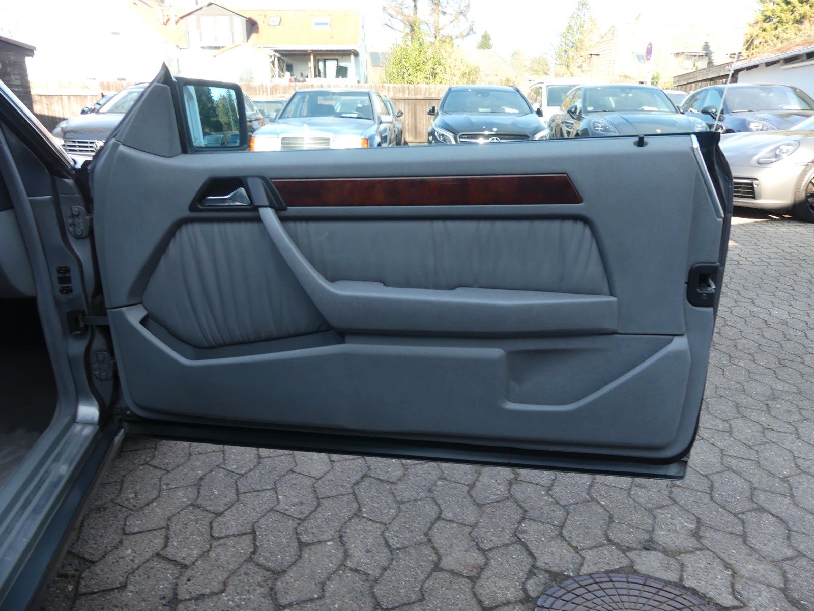 Fahrzeugabbildung Mercedes-Benz 300 CE 24 V, H-Kennzeichen. und MB Scheckheft