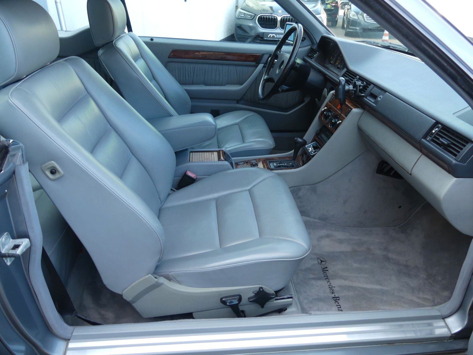 Fahrzeugabbildung Mercedes-Benz 300 CE 24 V, H-Kennzeichen. und MB Scheckheft