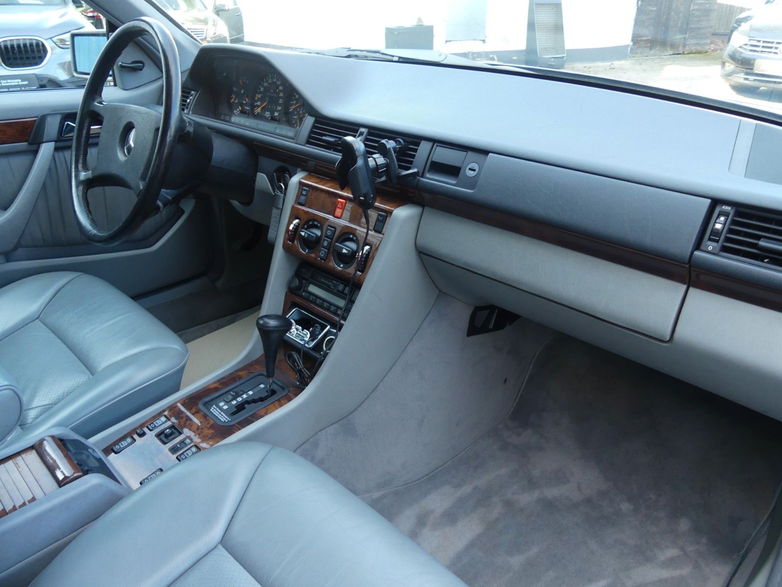 Fahrzeugabbildung Mercedes-Benz 300 CE 24 V, H-Kennzeichen. und MB Scheckheft