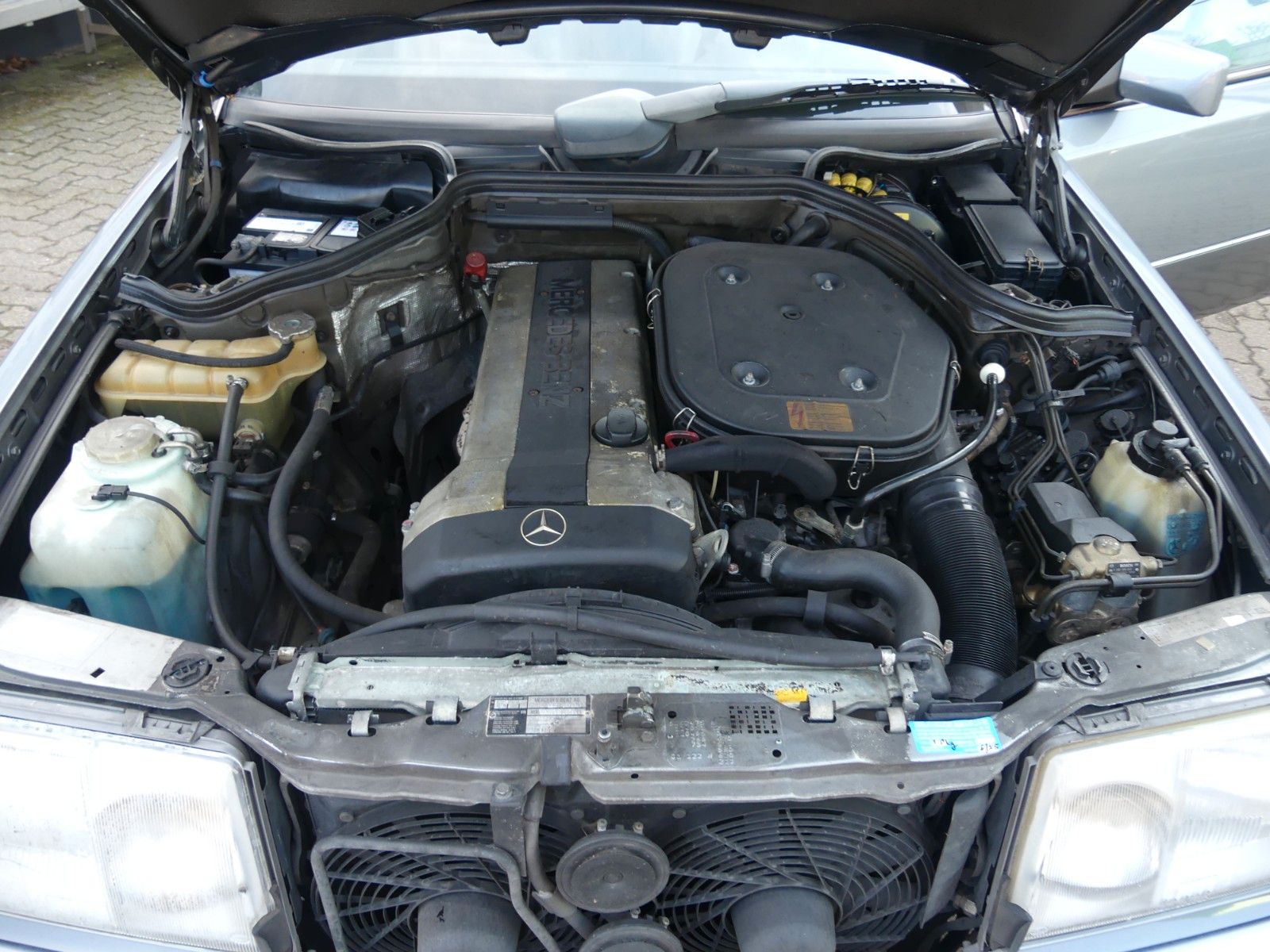 Fahrzeugabbildung Mercedes-Benz 300 CE 24 V, H-Kennzeichen. und MB Scheckheft