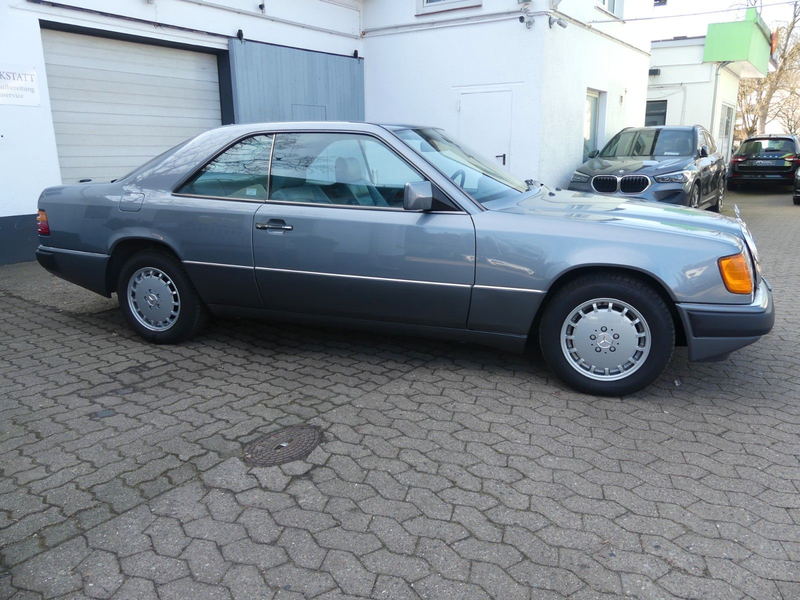 Fahrzeugabbildung Mercedes-Benz 300 CE 24 V, H-Kennzeichen. und MB Scheckheft