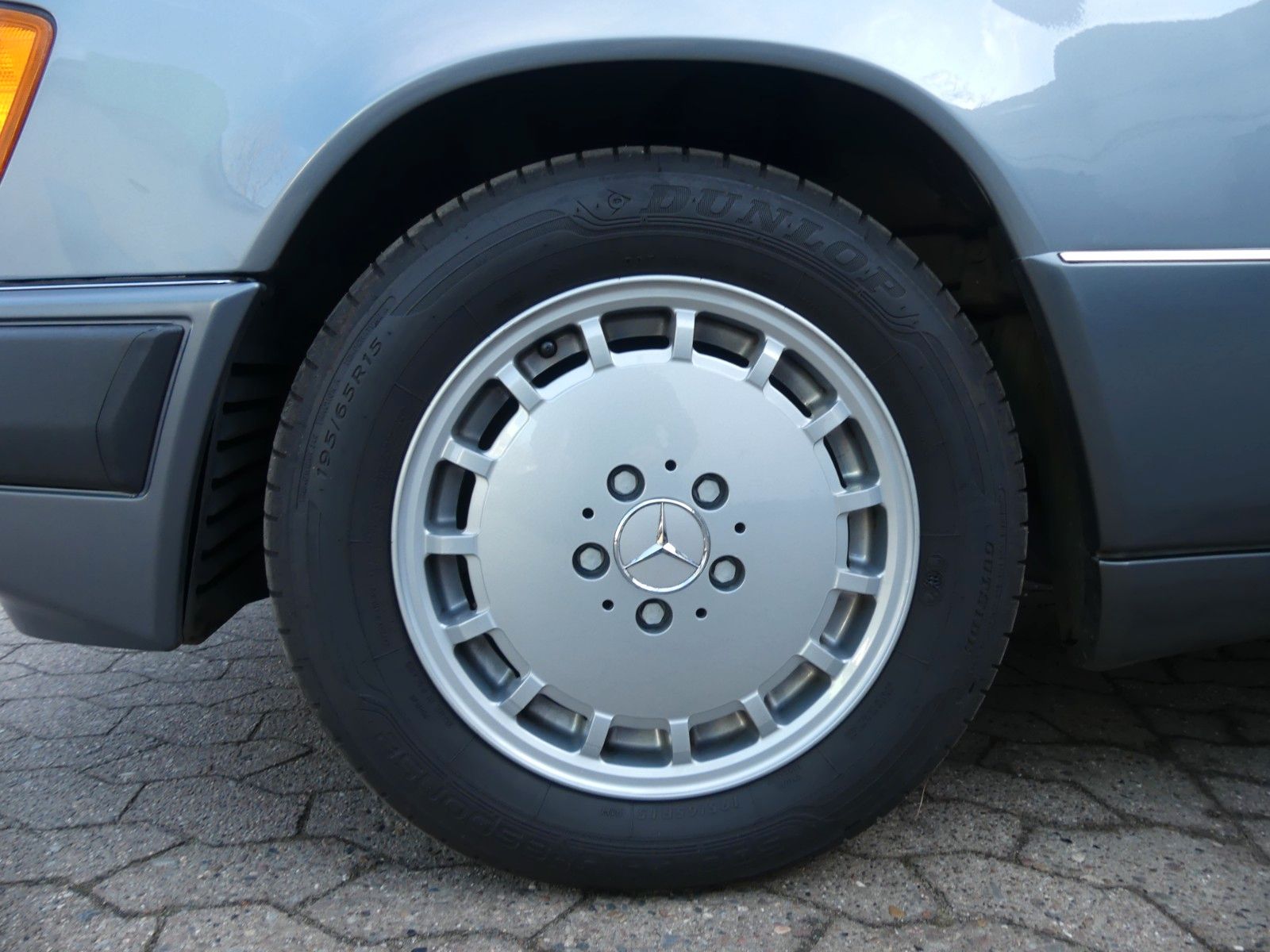 Fahrzeugabbildung Mercedes-Benz 300 CE 24 V, H-Kennzeichen. und MB Scheckheft