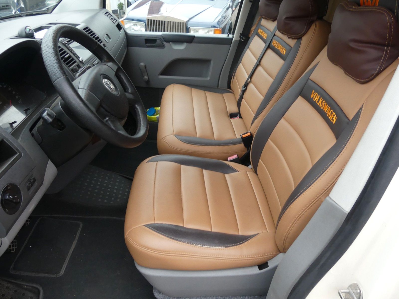 Fahrzeugabbildung Volkswagen T5 SPEZIALUMBAU MIT BETT , SOLAR, ETC.