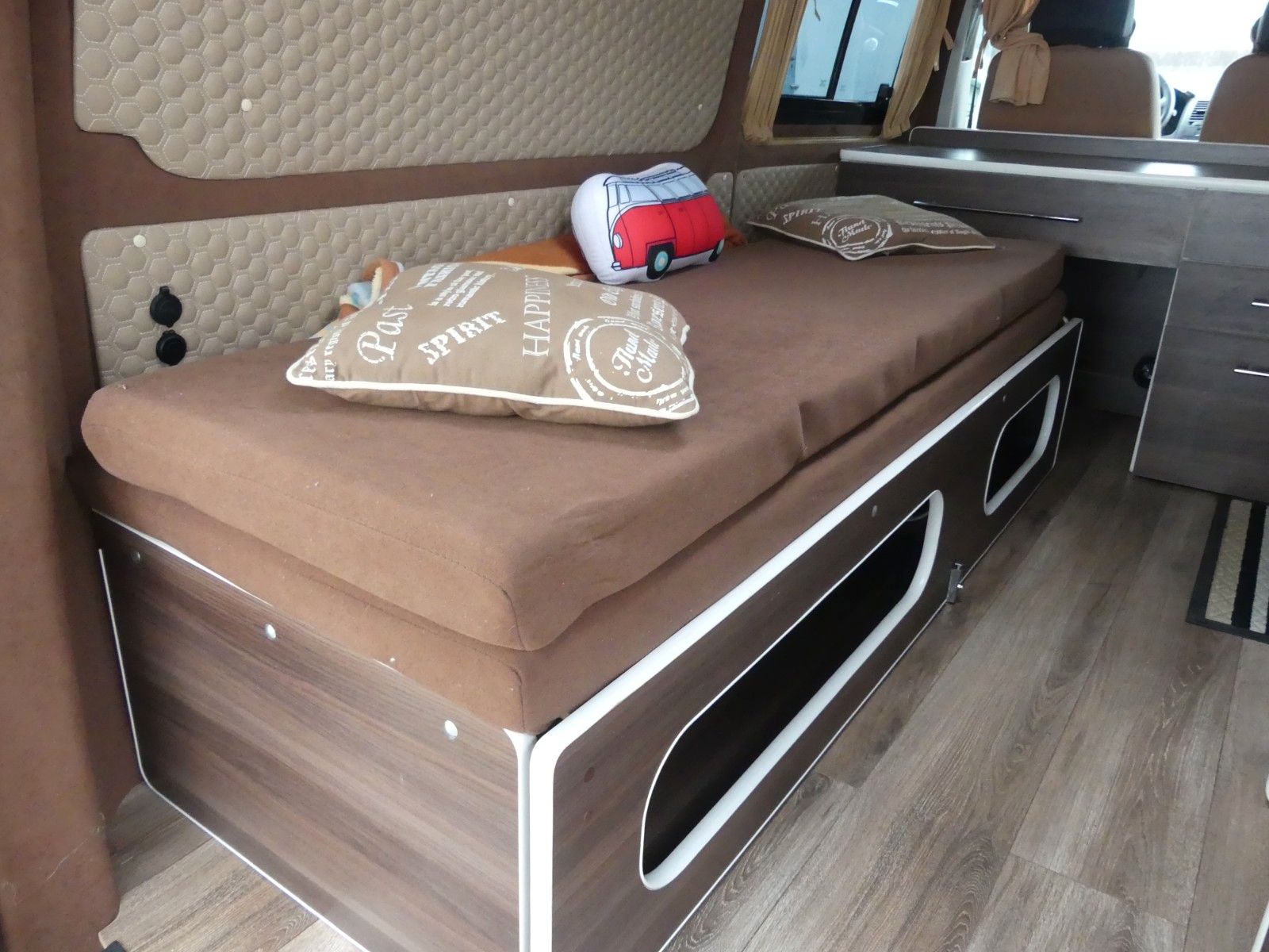 Fahrzeugabbildung Volkswagen T5 SPEZIALUMBAU MIT BETT , SOLAR, ETC.