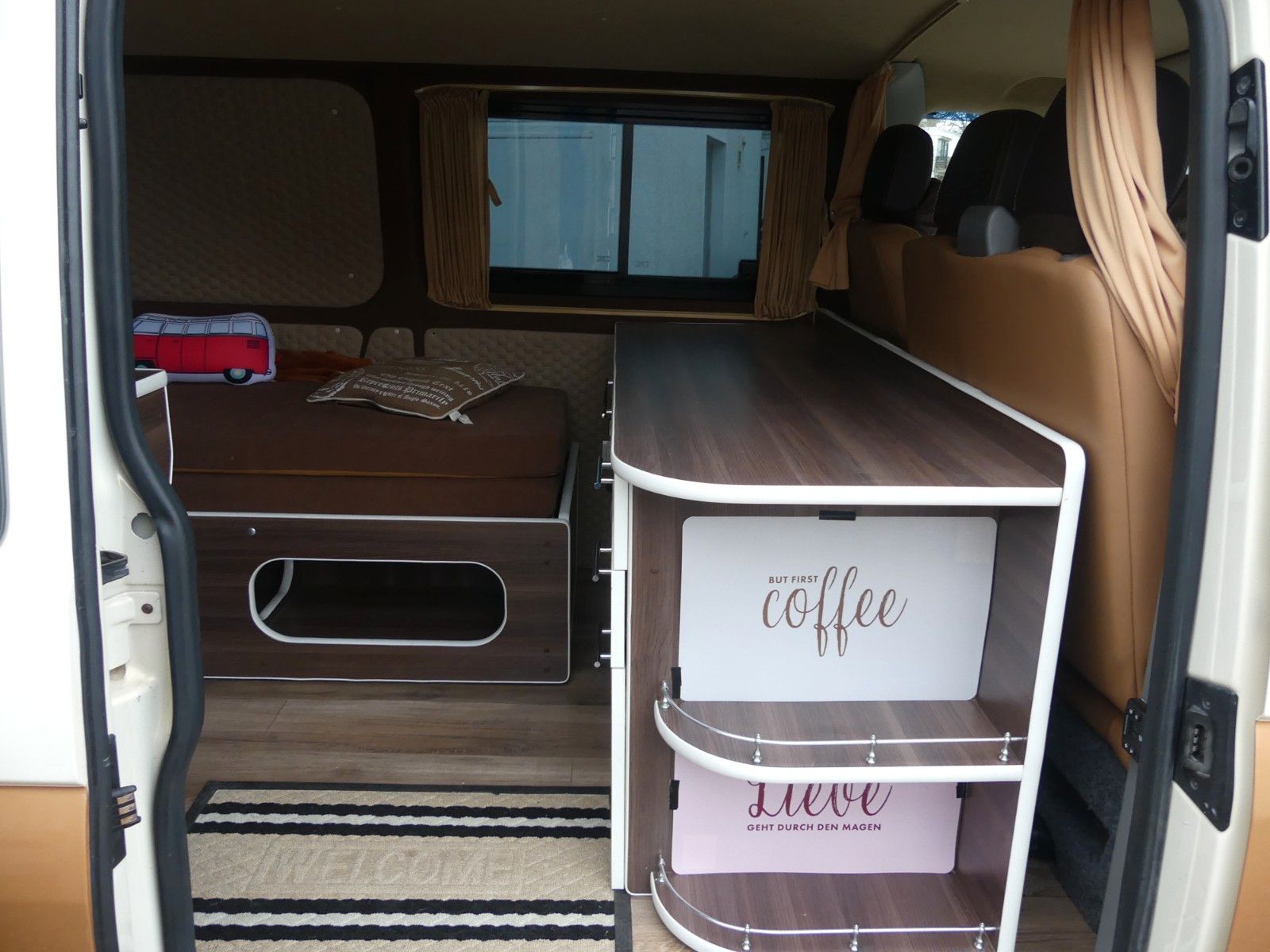 Fahrzeugabbildung Volkswagen T5 SPEZIALUMBAU MIT BETT , SOLAR, ETC.