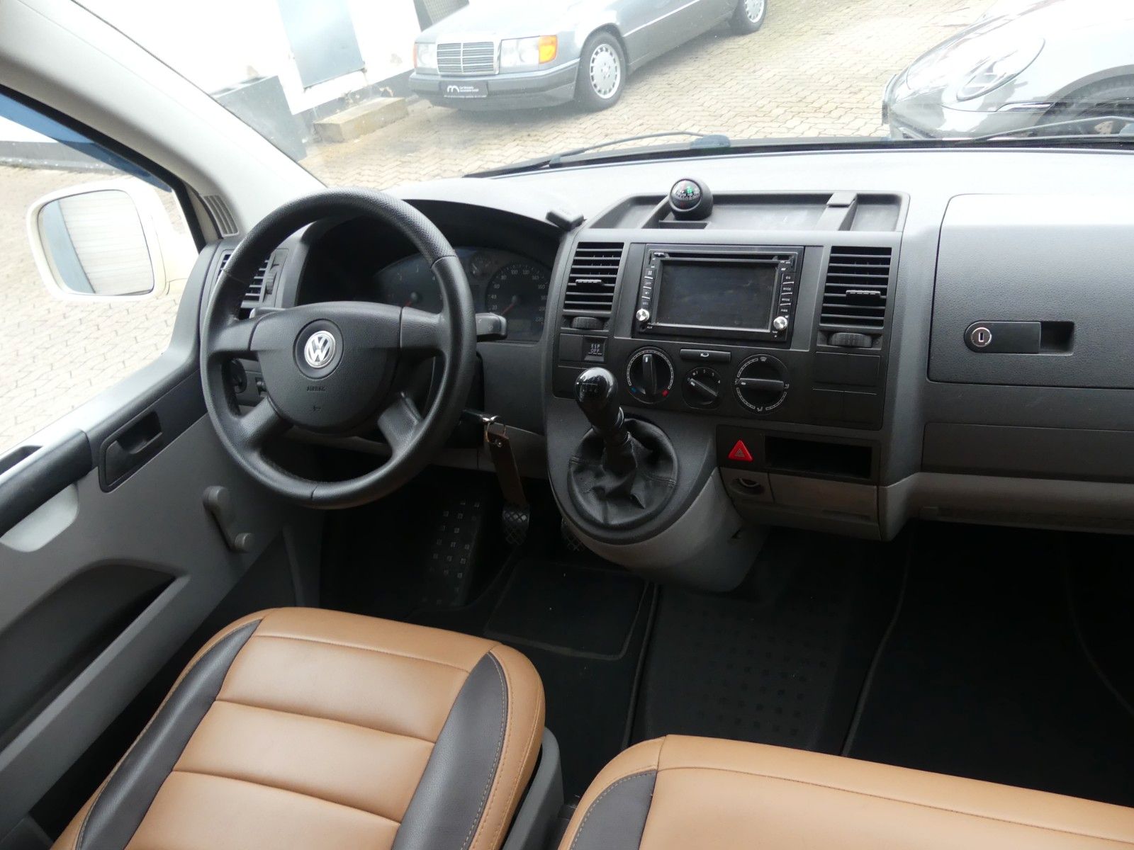 Fahrzeugabbildung Volkswagen T5 SPEZIALUMBAU MIT BETT , SOLAR, ETC.