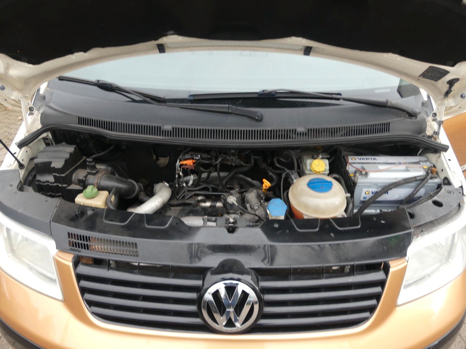 Fahrzeugabbildung Volkswagen T5 SPEZIALUMBAU MIT BETT , SOLAR, ETC.