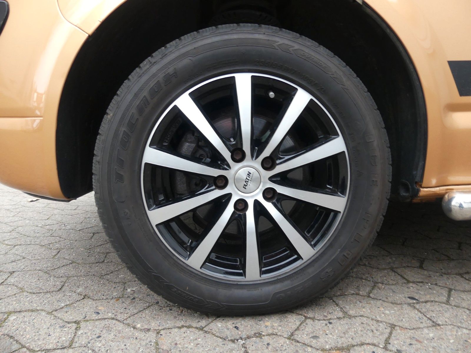 Fahrzeugabbildung Volkswagen T5 SPEZIALUMBAU MIT BETT , SOLAR, ETC.
