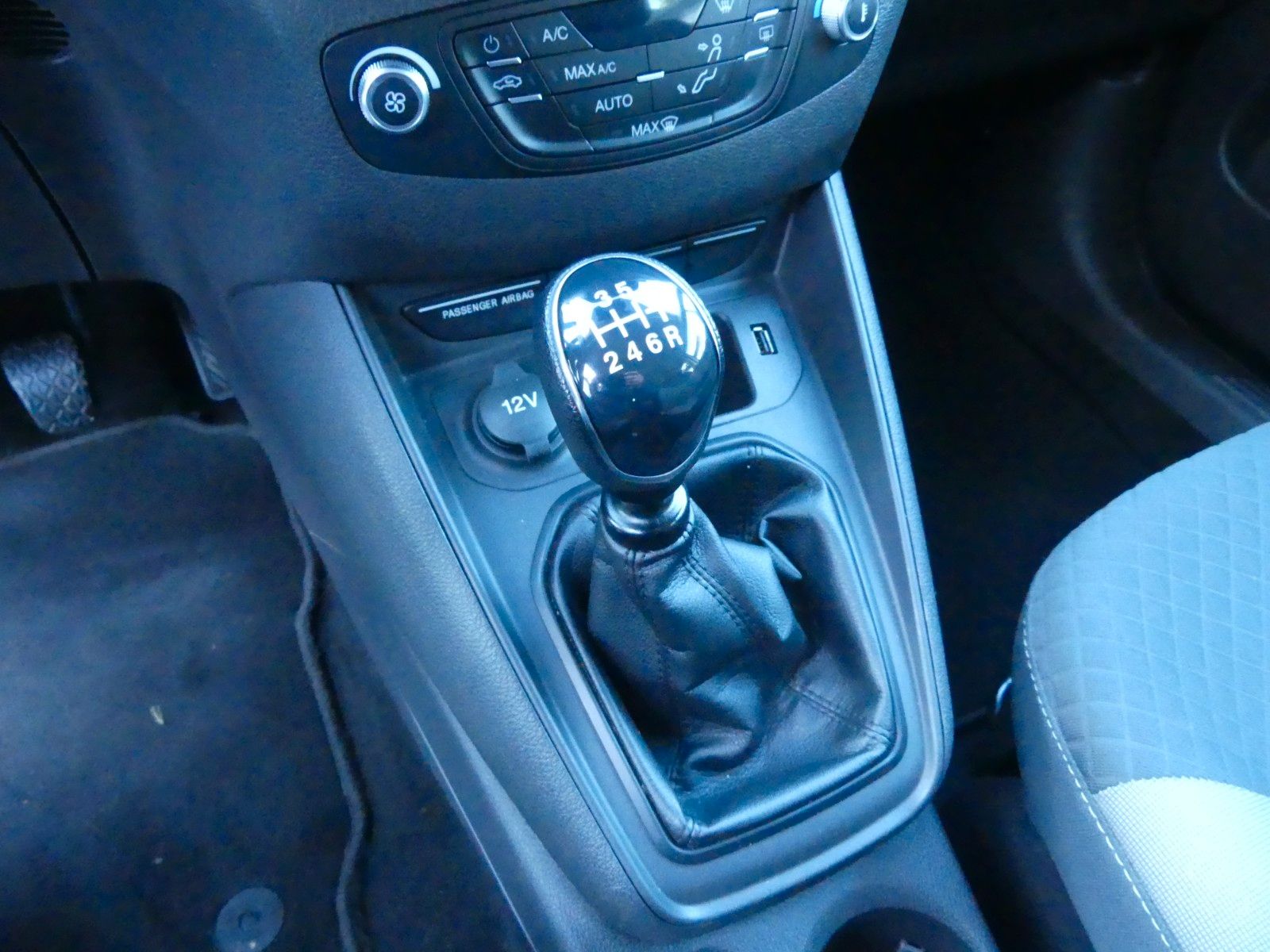Fahrzeugabbildung Ford Tourneo Courier Trend, 2. Hd., Klima