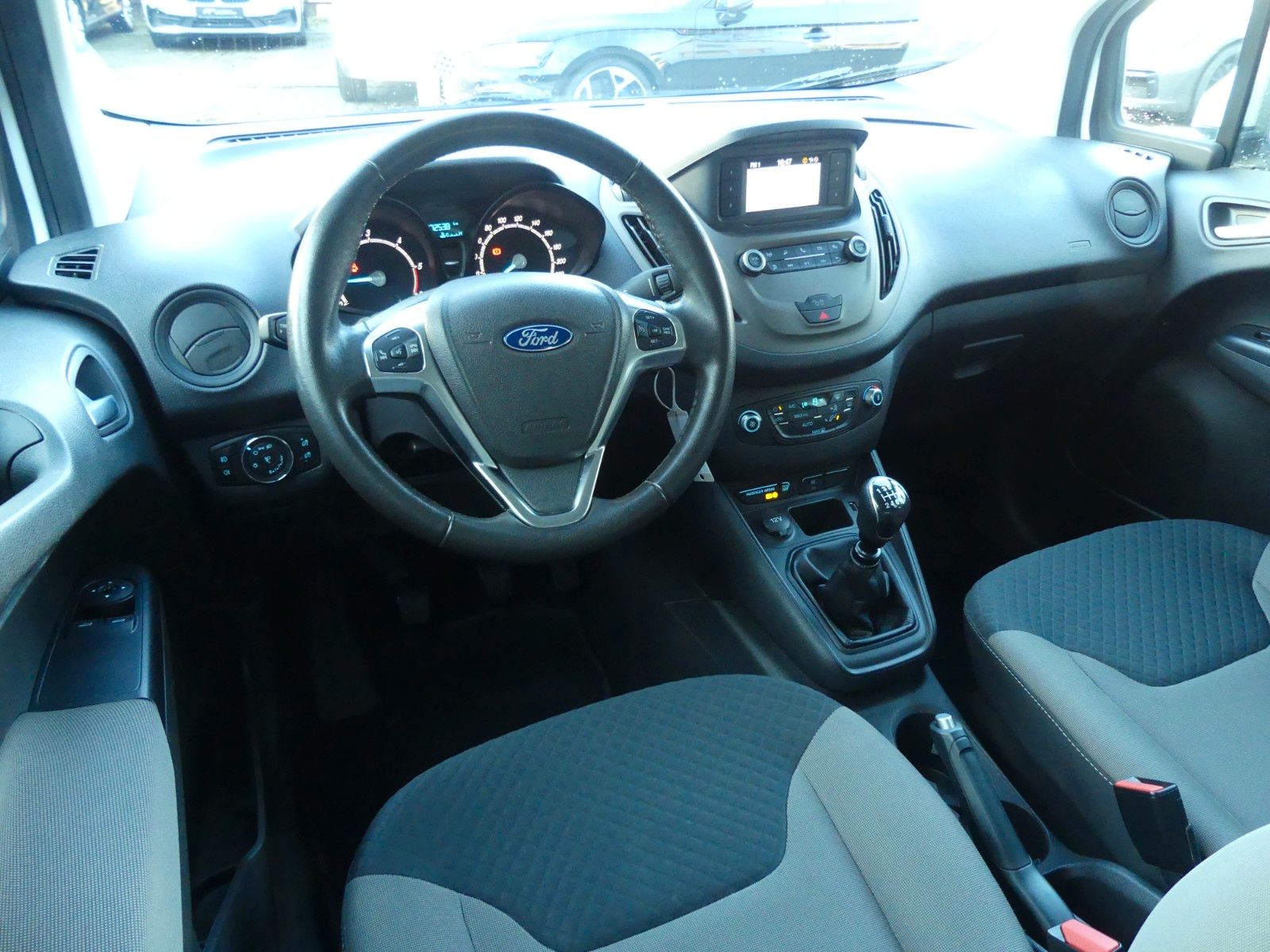 Fahrzeugabbildung Ford Tourneo Courier Trend, 2. Hd., Klima