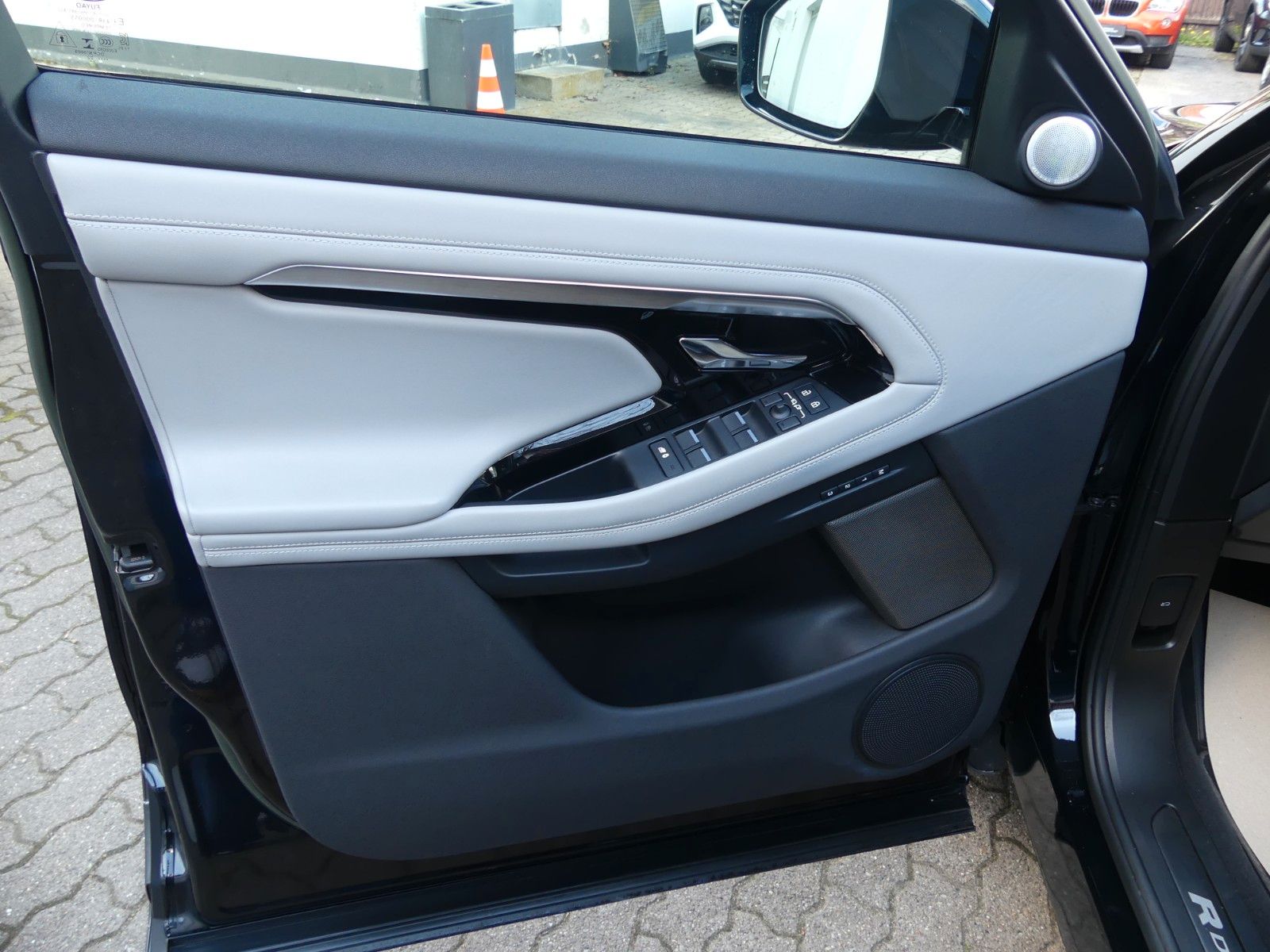 Fahrzeugabbildung Land Rover Range Rover Evoque R-Dynamic HSE, 2.Hd.