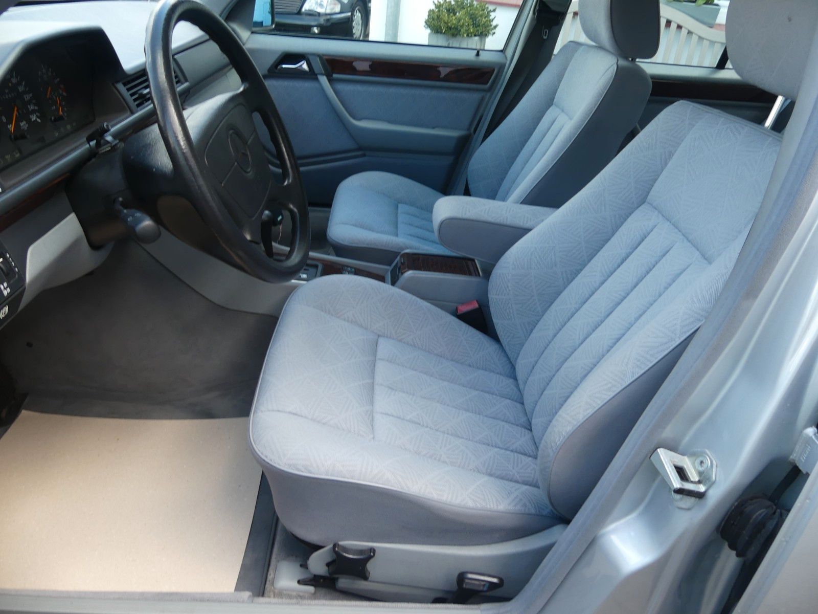 Fahrzeugabbildung Mercedes-Benz E 280, 2. Hand, Aut., Klima, Schiebed., H-Kennz.