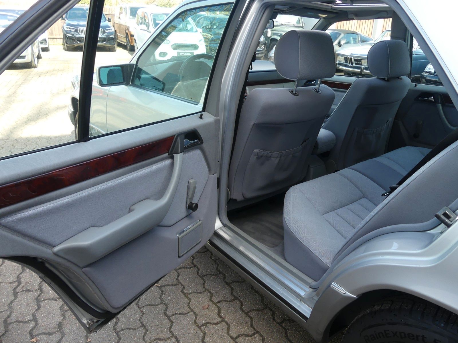 Fahrzeugabbildung Mercedes-Benz E 280, 2. Hand, Aut., Klima, Schiebed., H-Kennz.