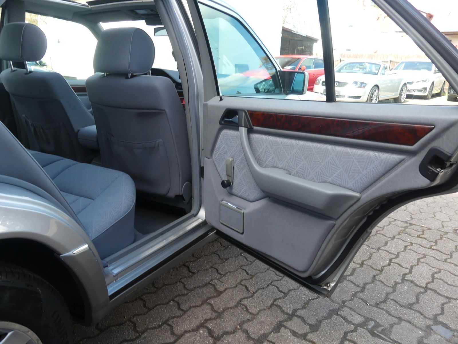 Fahrzeugabbildung Mercedes-Benz E 280, 2. Hand, Aut., Klima, Schiebed., H-Kennz.