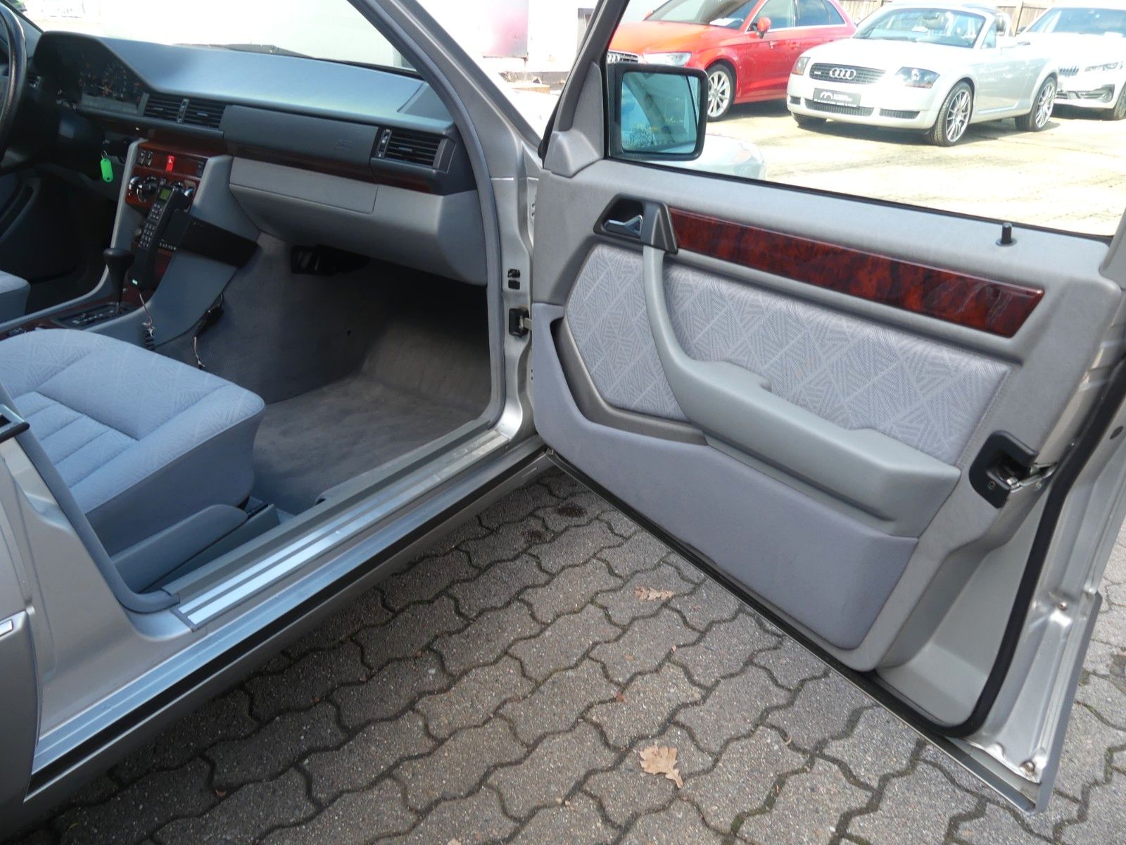 Fahrzeugabbildung Mercedes-Benz E 280, 2. Hand, Aut., Klima, Schiebed., H-Kennz.