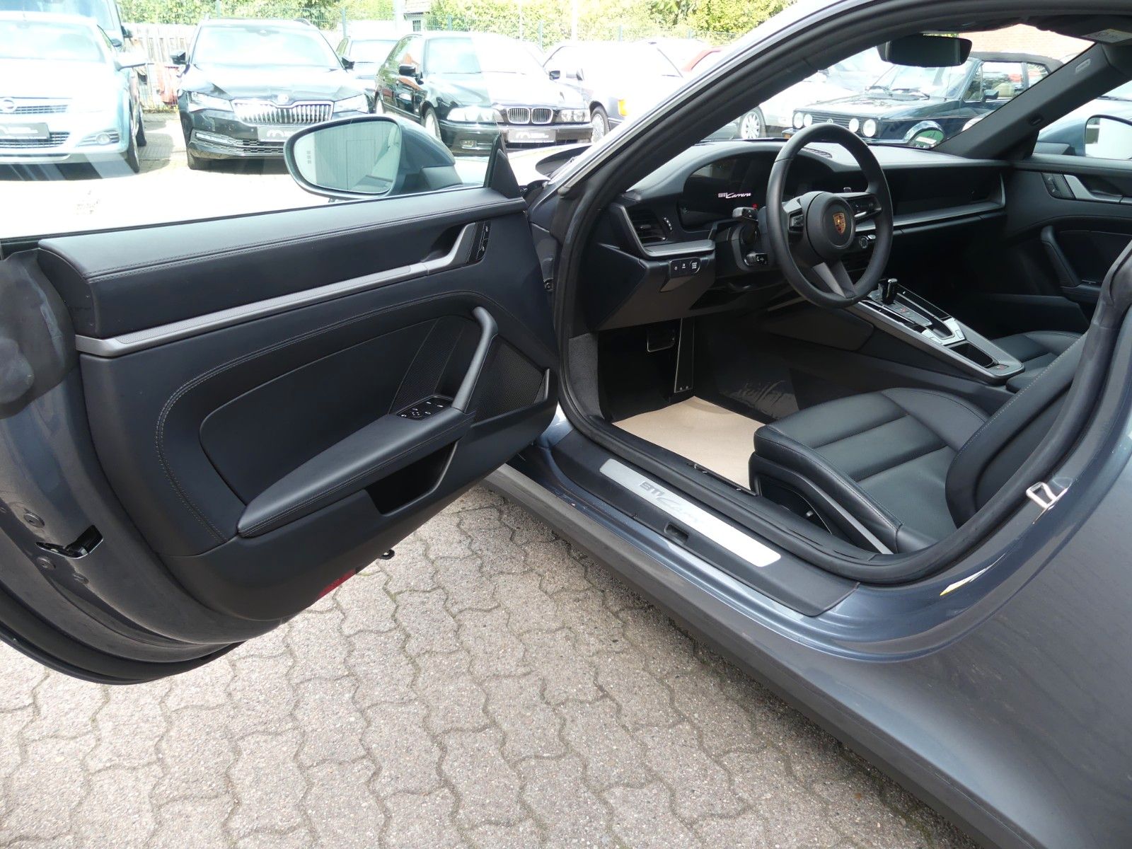 Fahrzeugabbildung Porsche 911 / 992 Carrera, 1. Hd., Zustand NEUWERTIG