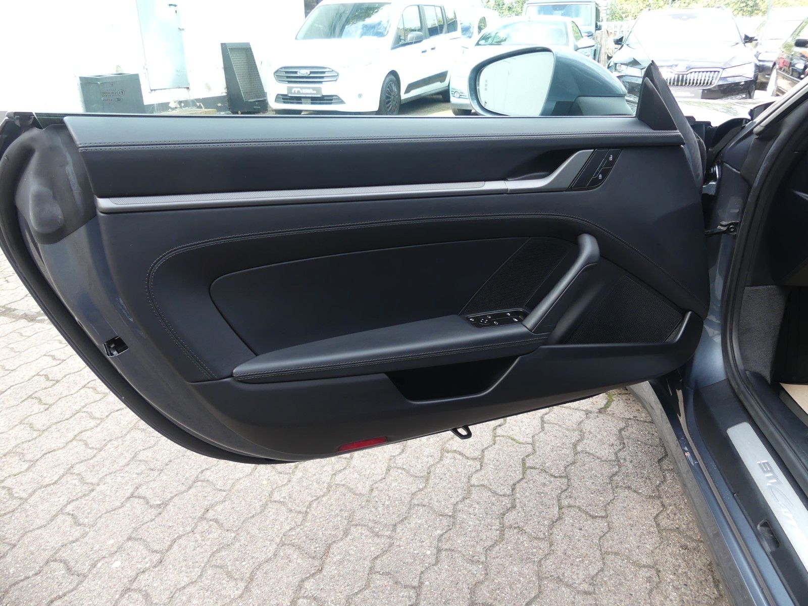 Fahrzeugabbildung Porsche 911 / 992 Carrera, 1. Hd., Zustand NEUWERTIG
