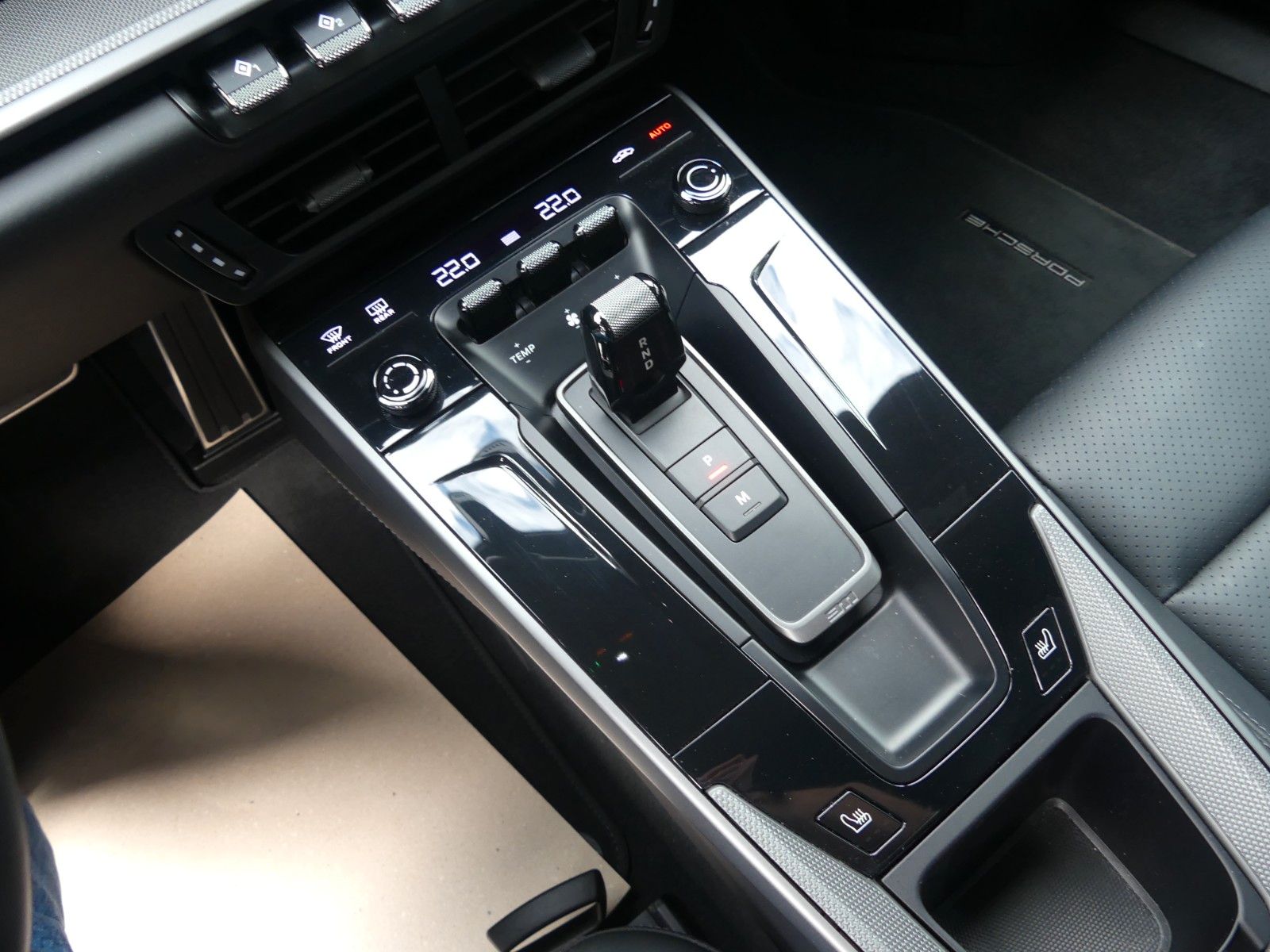 Fahrzeugabbildung Porsche 911 / 992 Carrera, 1. Hd., Zustand NEUWERTIG
