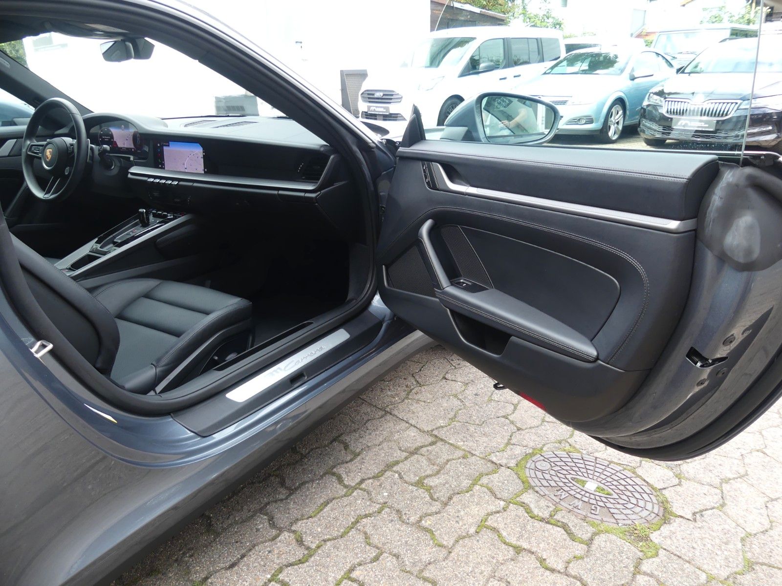 Fahrzeugabbildung Porsche 911 / 992 Carrera, 1. Hd., Zustand NEUWERTIG