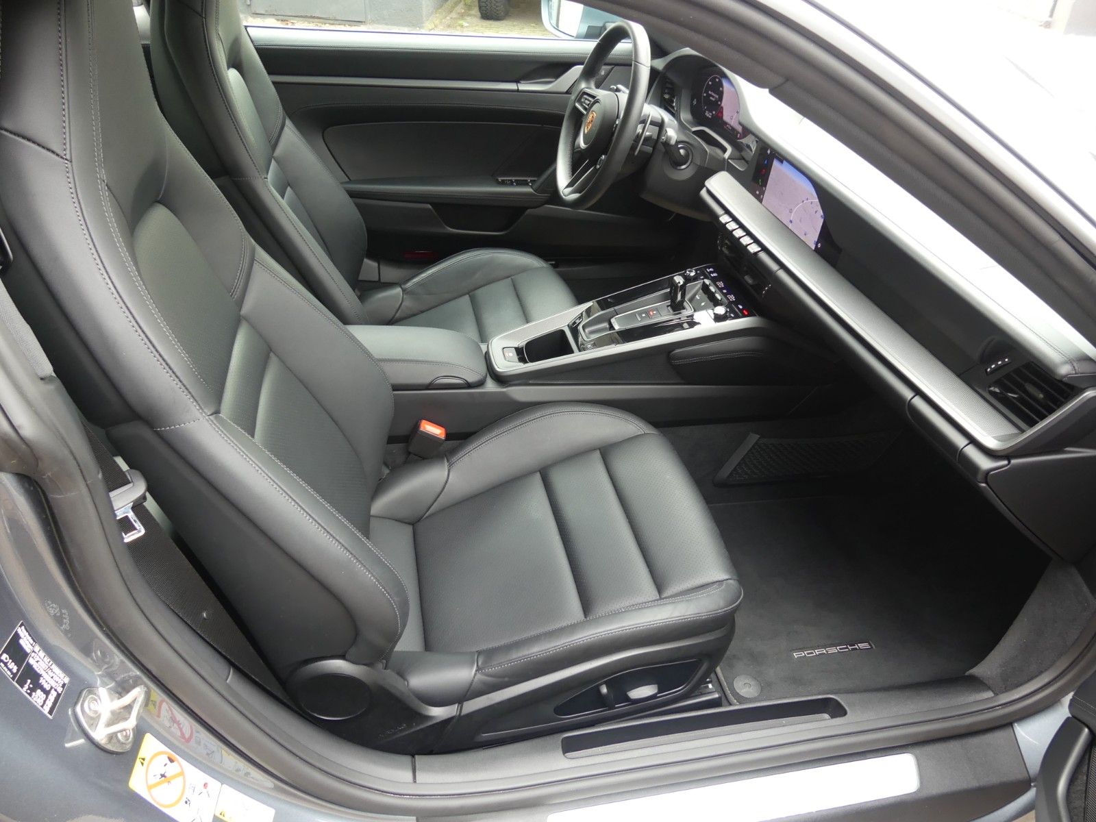 Fahrzeugabbildung Porsche 911 / 992 Carrera, 1. Hd., Zustand NEUWERTIG