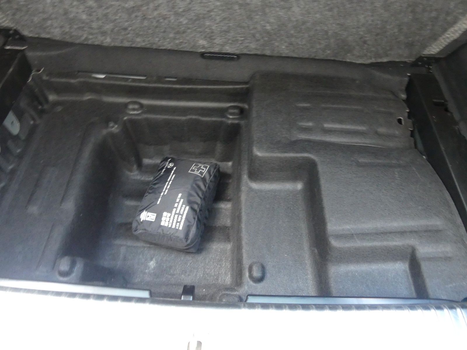 Fahrzeugabbildung Mercedes-Benz C 250 T-4Matic, AMG PAKET, Top Zustand