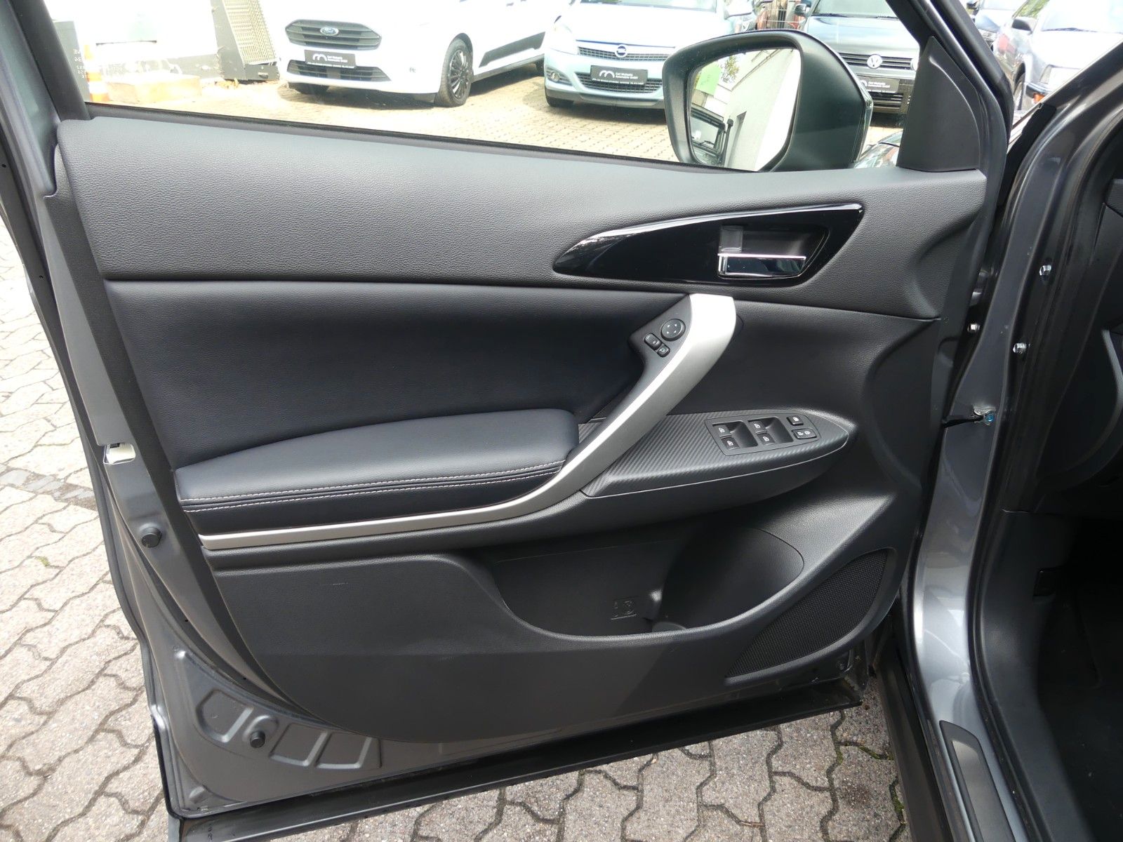 Fahrzeugabbildung Mitsubishi Eclipse Cross Plus Select Black Hybrid 4WD