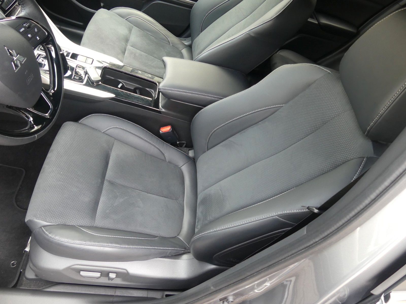Fahrzeugabbildung Mitsubishi Eclipse Cross Plus Select Black Hybrid 4WD