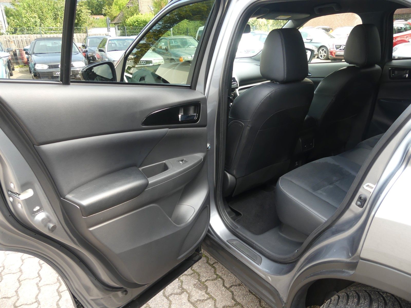 Fahrzeugabbildung Mitsubishi Eclipse Cross Plus Select Black Hybrid 4WD