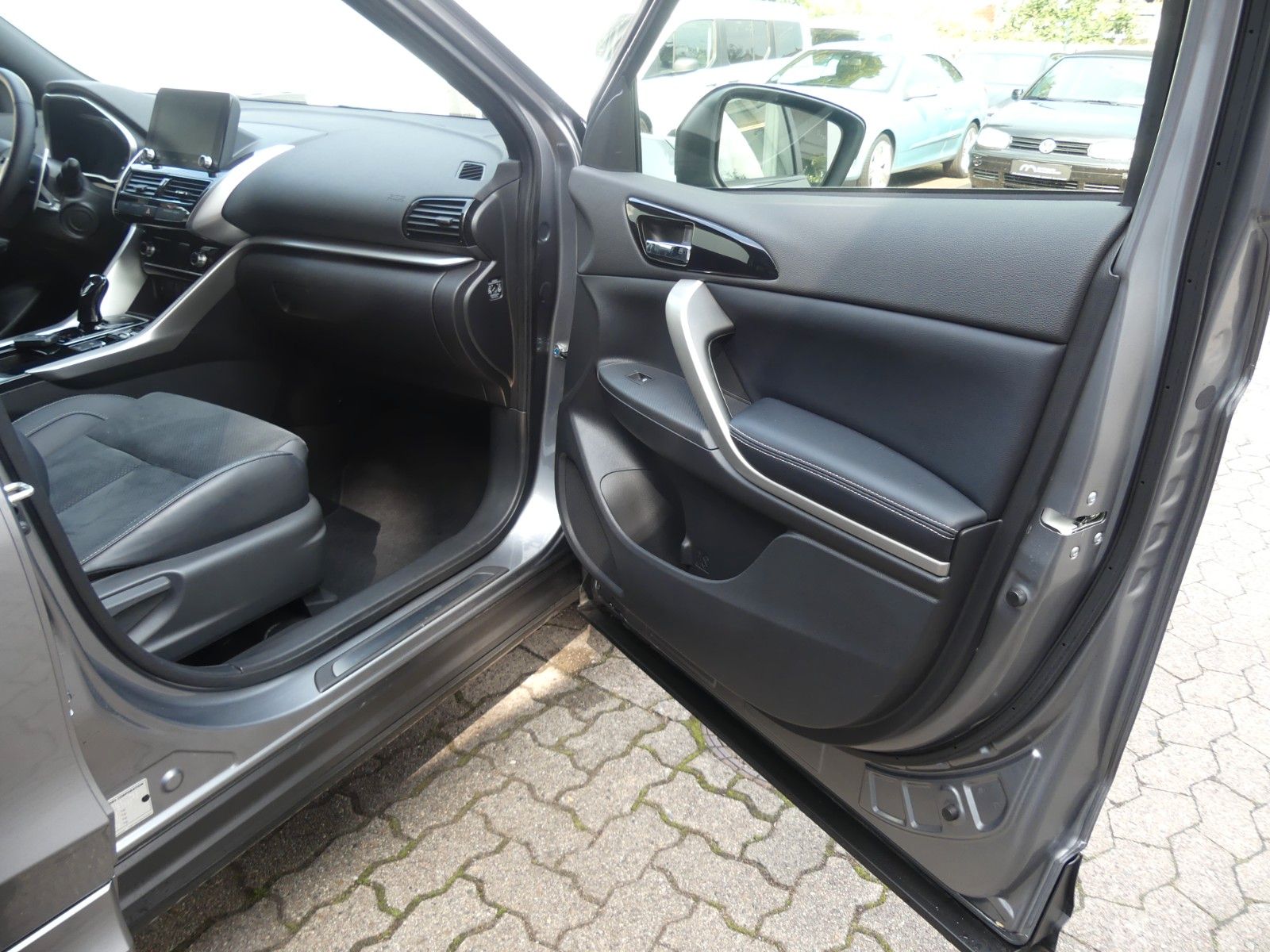 Fahrzeugabbildung Mitsubishi Eclipse Cross Plus Select Black Hybrid 4WD